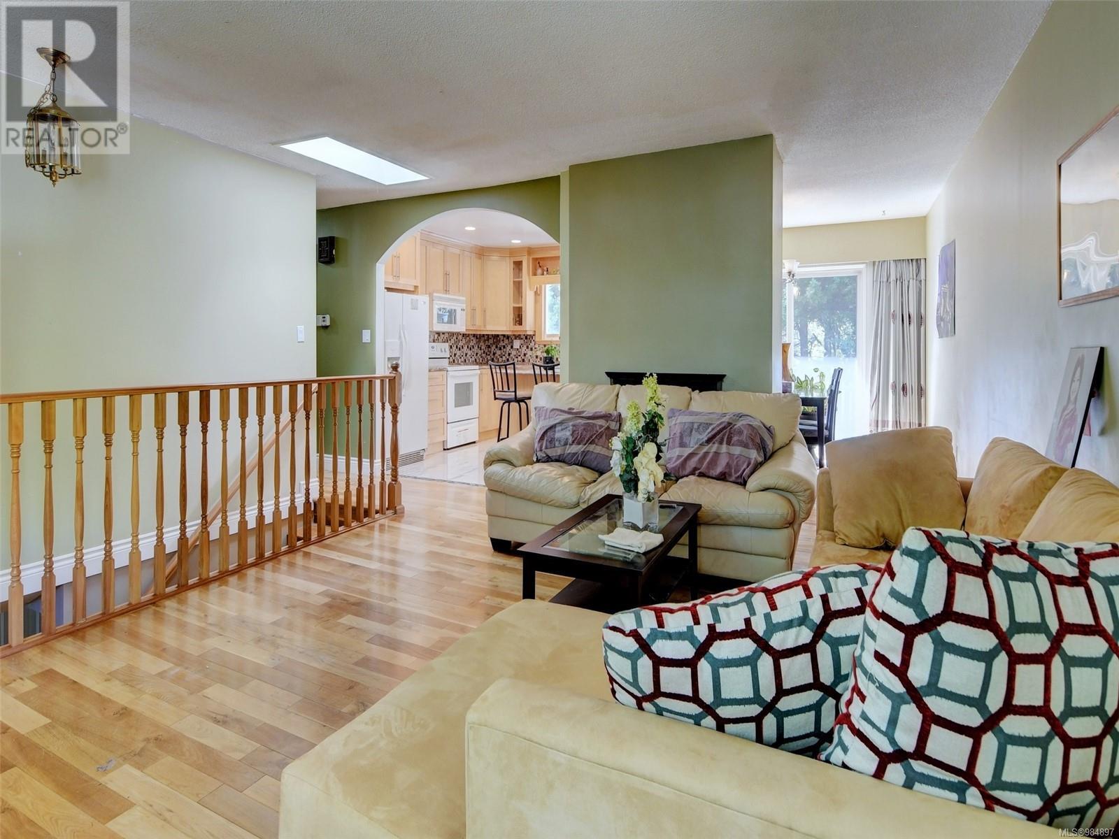Property at 4378 Shelbourne St image 3