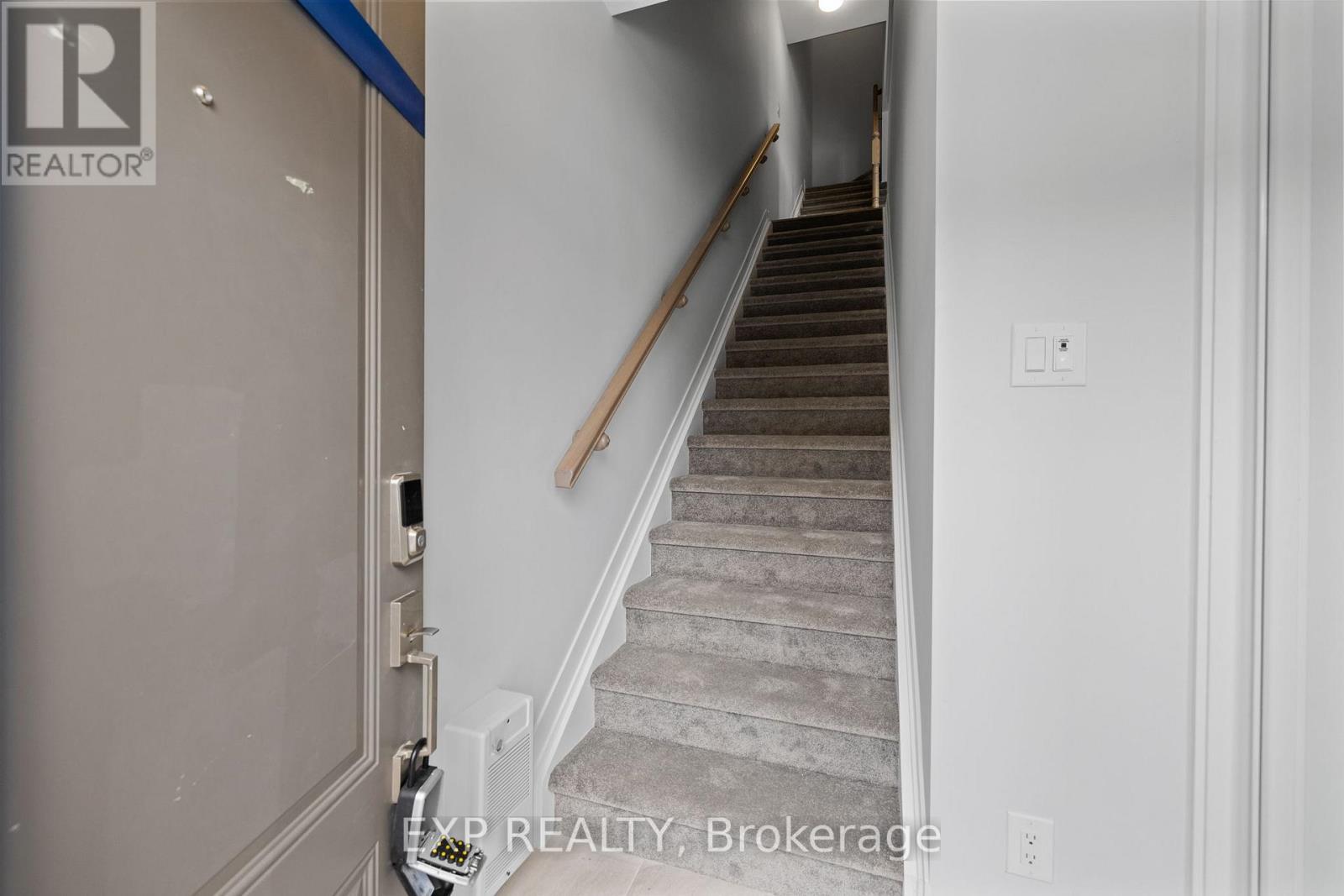 302 Parnian Private, Ottawa, Ontario  K2J 6H3 - Photo 2 - X11930144