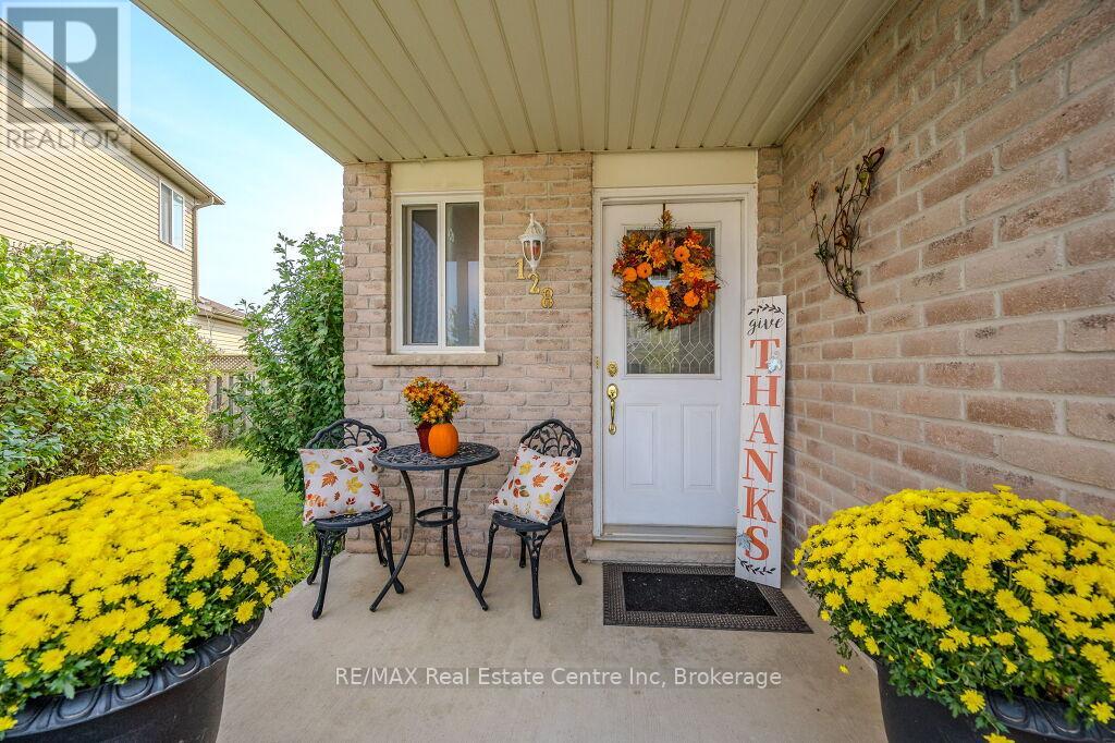 Property at 128 HENHOEFFER CRESCENT image 5