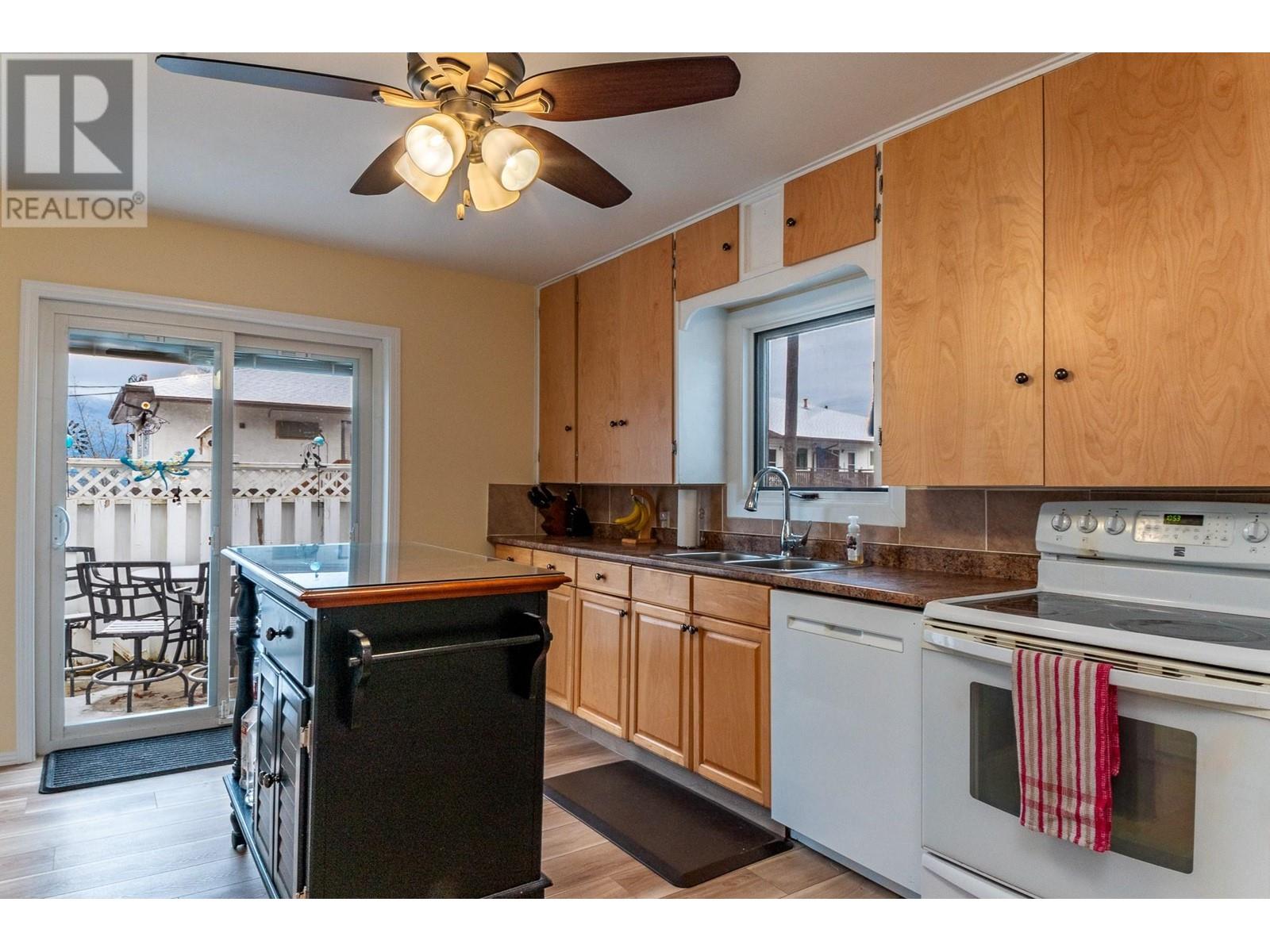 Property at 229 10th Avenue N image 4