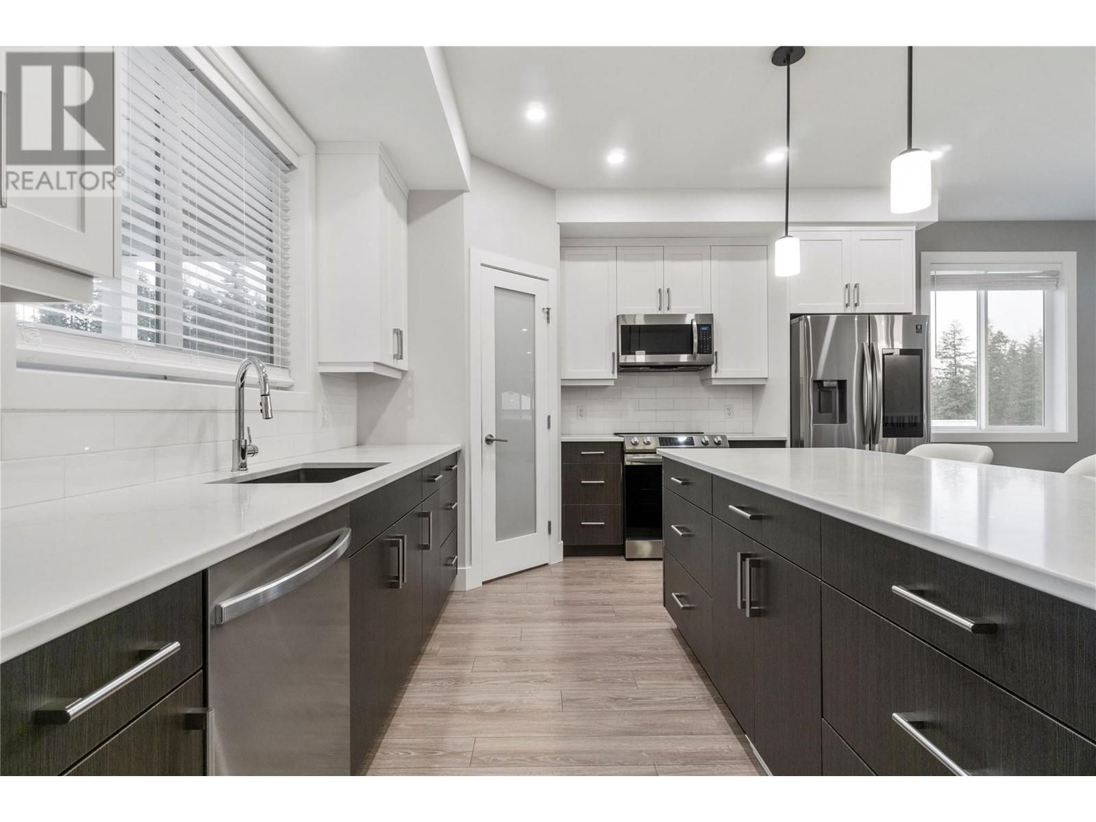 Property at 81 15 Avenue SE image 3