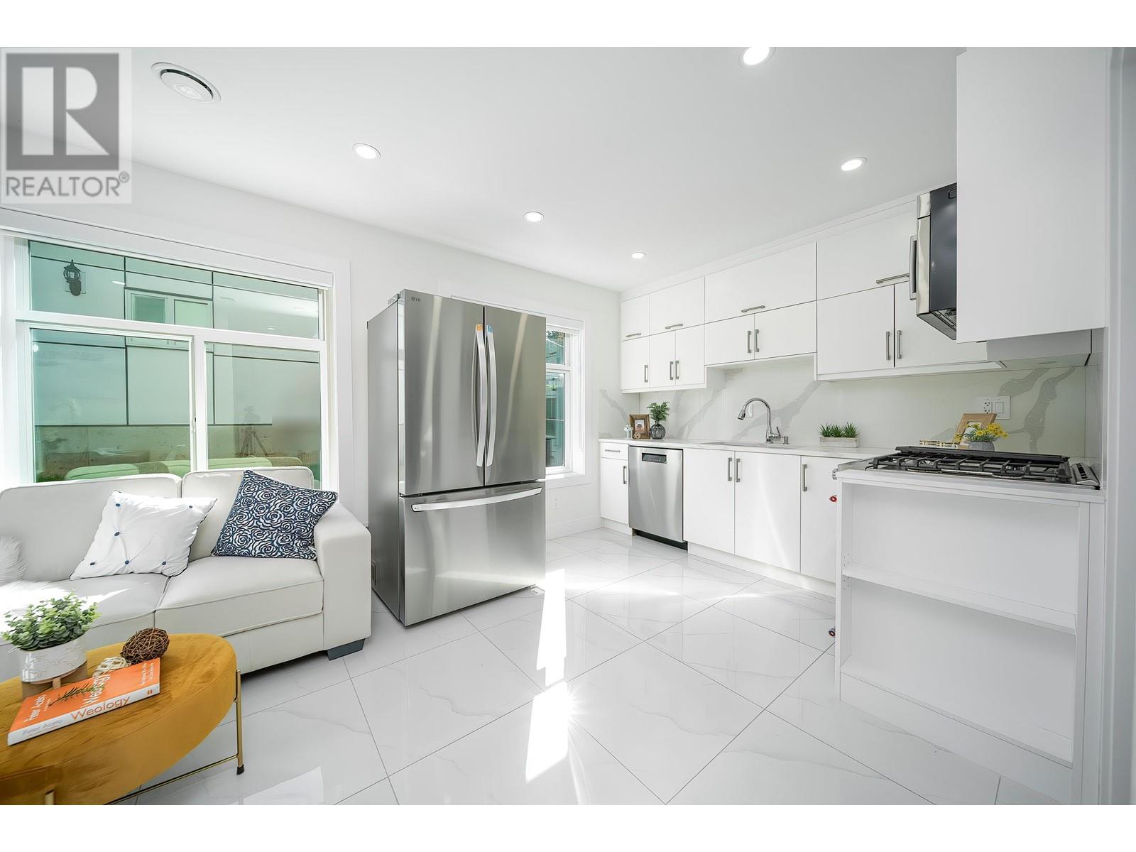 Listing Picture 8 of 24 : 2 2576 E 28TH AVENUE, Vancouver / 溫哥華 - 魯藝地產 Yvonne Lu Group - MLS Medallion Club Member