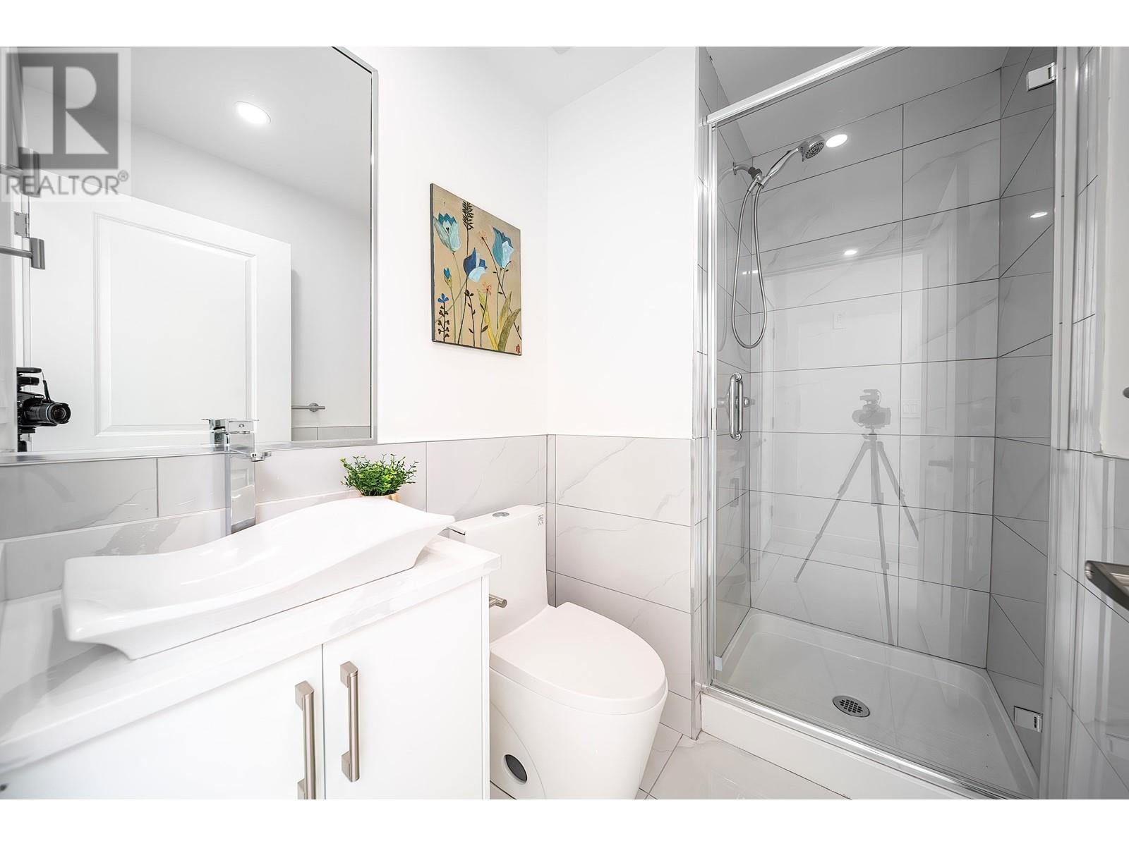 Listing Picture 11 of 24 : 2 2576 E 28TH AVENUE, Vancouver / 溫哥華 - 魯藝地產 Yvonne Lu Group - MLS Medallion Club Member