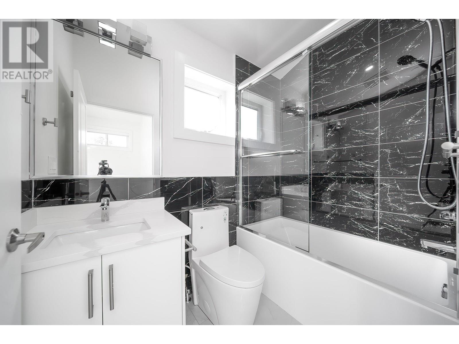 Listing Picture 17 of 24 : 2 2576 E 28TH AVENUE, Vancouver / 溫哥華 - 魯藝地產 Yvonne Lu Group - MLS Medallion Club Member