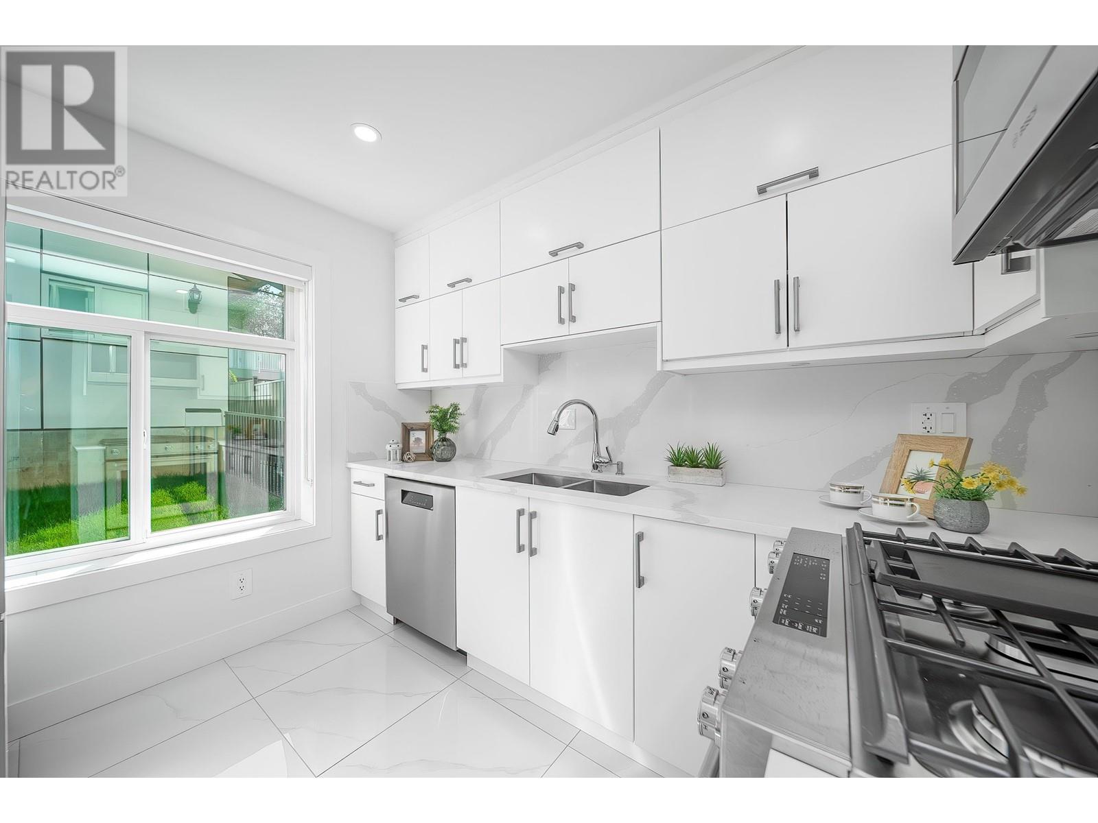 Listing Picture 9 of 24 : 2 2576 E 28TH AVENUE, Vancouver / 溫哥華 - 魯藝地產 Yvonne Lu Group - MLS Medallion Club Member