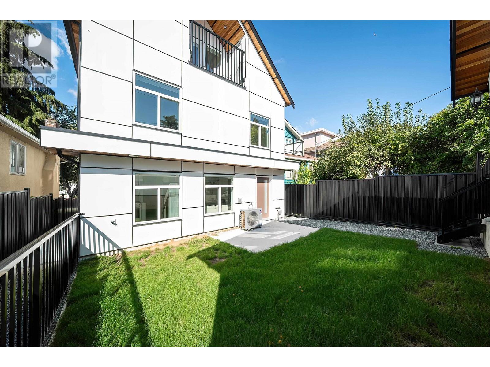 Listing Picture 19 of 24 : 2 2576 E 28TH AVENUE, Vancouver / 溫哥華 - 魯藝地產 Yvonne Lu Group - MLS Medallion Club Member