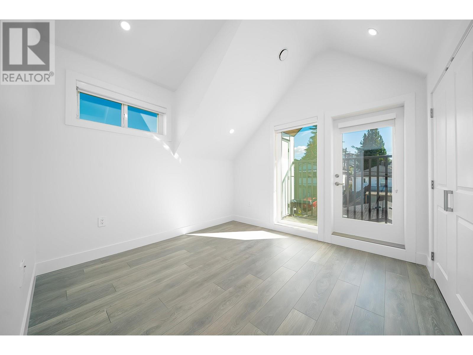 Listing Picture 16 of 24 : 2 2576 E 28TH AVENUE, Vancouver / 溫哥華 - 魯藝地產 Yvonne Lu Group - MLS Medallion Club Member