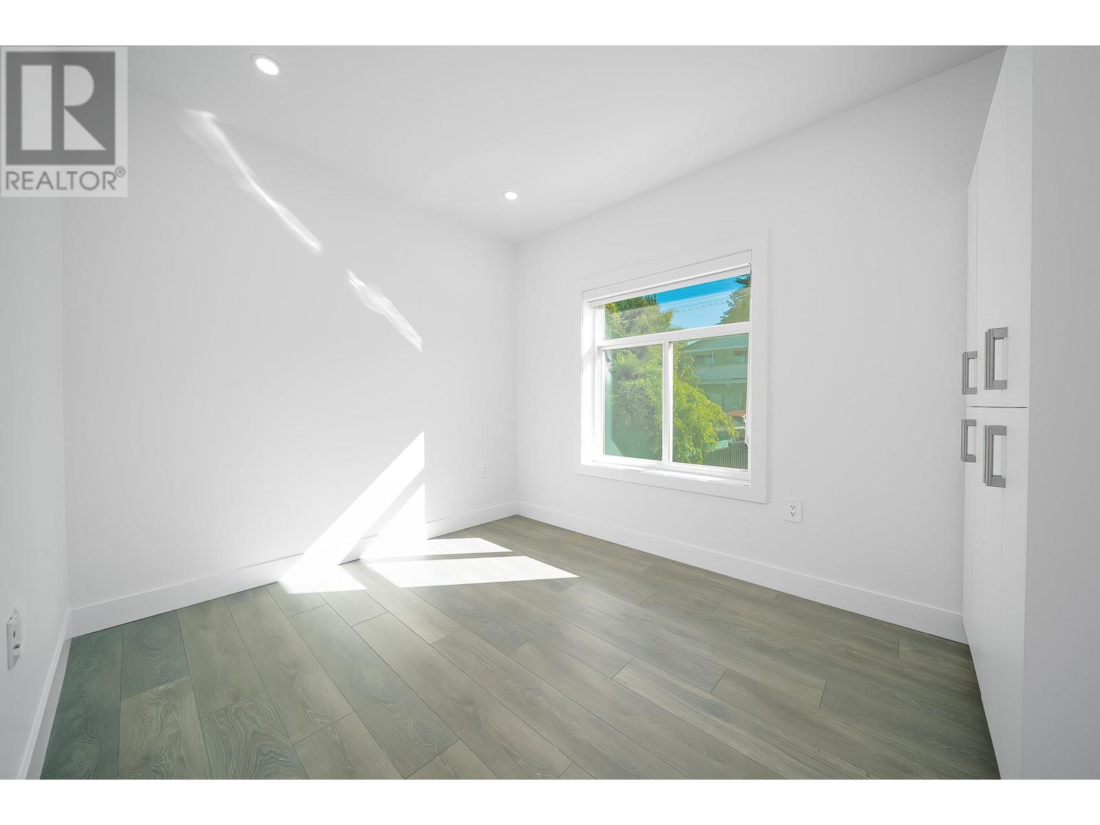 Listing Picture 13 of 24 : 2 2576 E 28TH AVENUE, Vancouver / 溫哥華 - 魯藝地產 Yvonne Lu Group - MLS Medallion Club Member