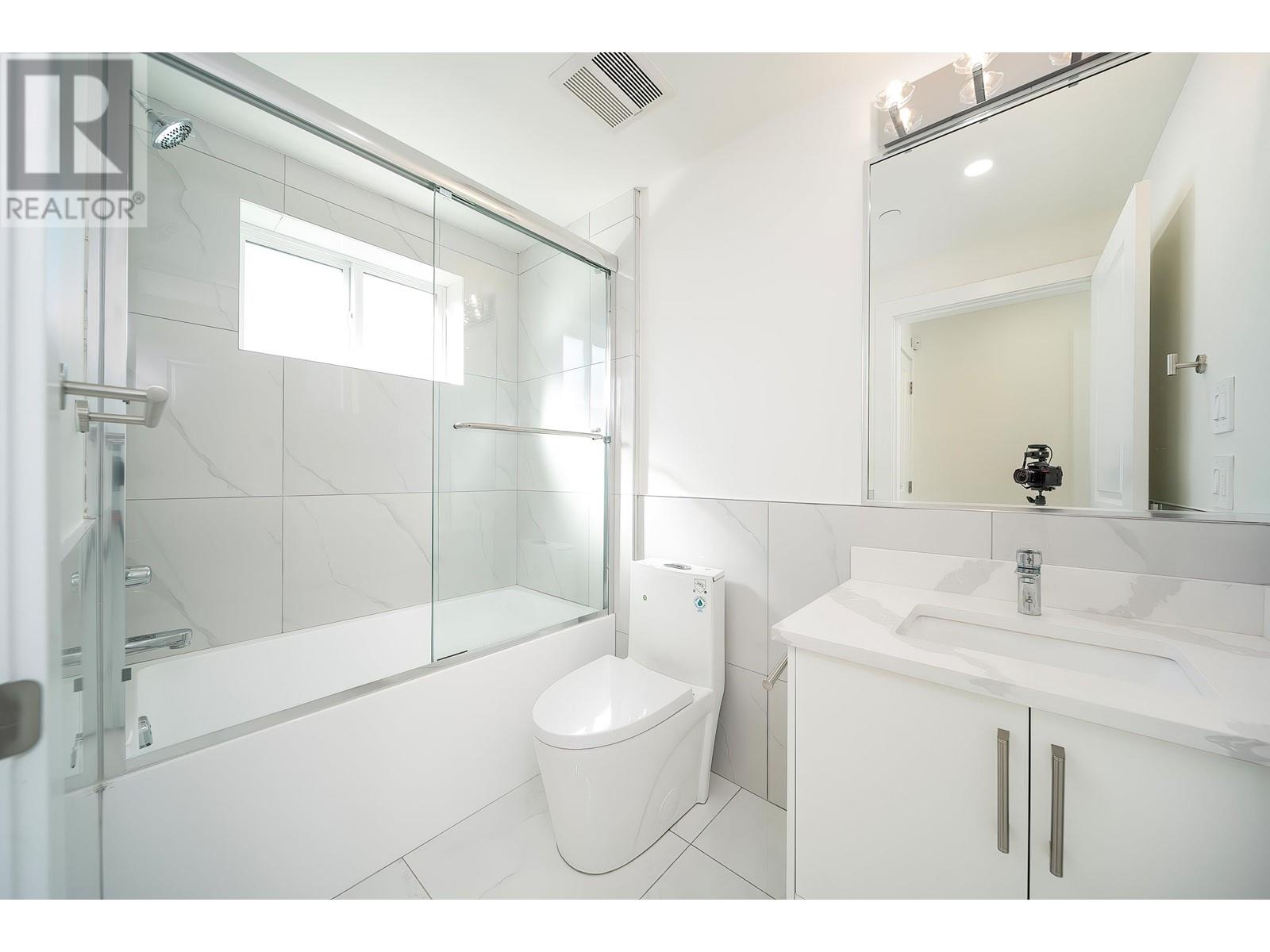 Listing Picture 15 of 24 : 2 2576 E 28TH AVENUE, Vancouver / 溫哥華 - 魯藝地產 Yvonne Lu Group - MLS Medallion Club Member