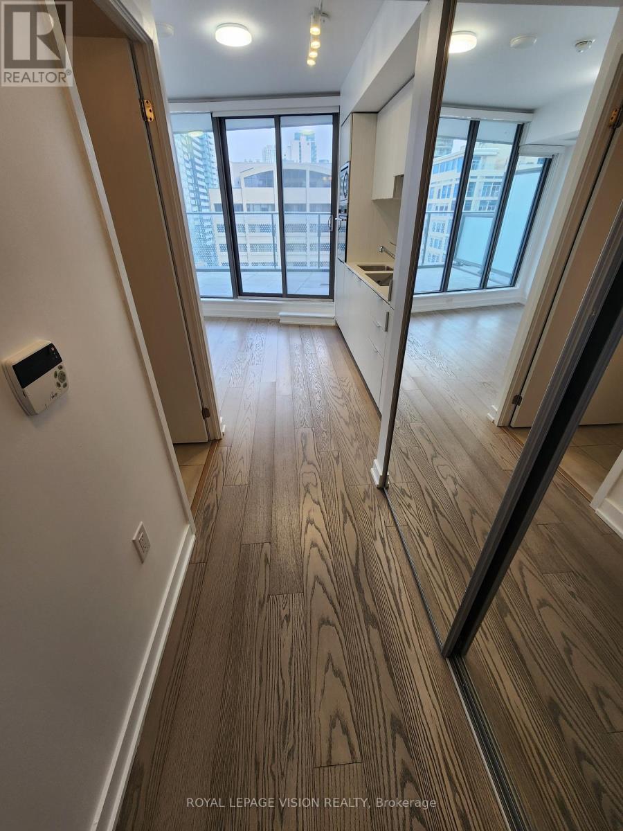 812 - 11 Wellesley Street W, Toronto, Ontario  M4Y 0G4 - Photo 3 - C11926052