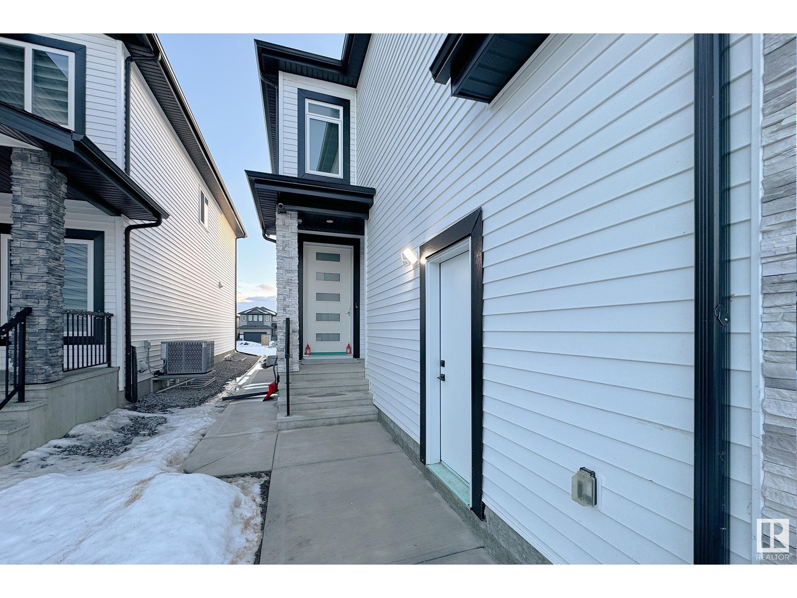 1027 151 Av Nw Nw, Edmonton, Alberta  T5Y 4C8 - Photo 3 - E4418562