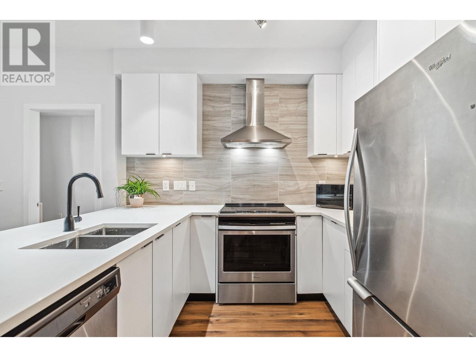Listing Picture 2 of 15 : PH 51 5355 LANE STREET, Burnaby / 本拿比 - 魯藝地產 Yvonne Lu Group - MLS Medallion Club Member
