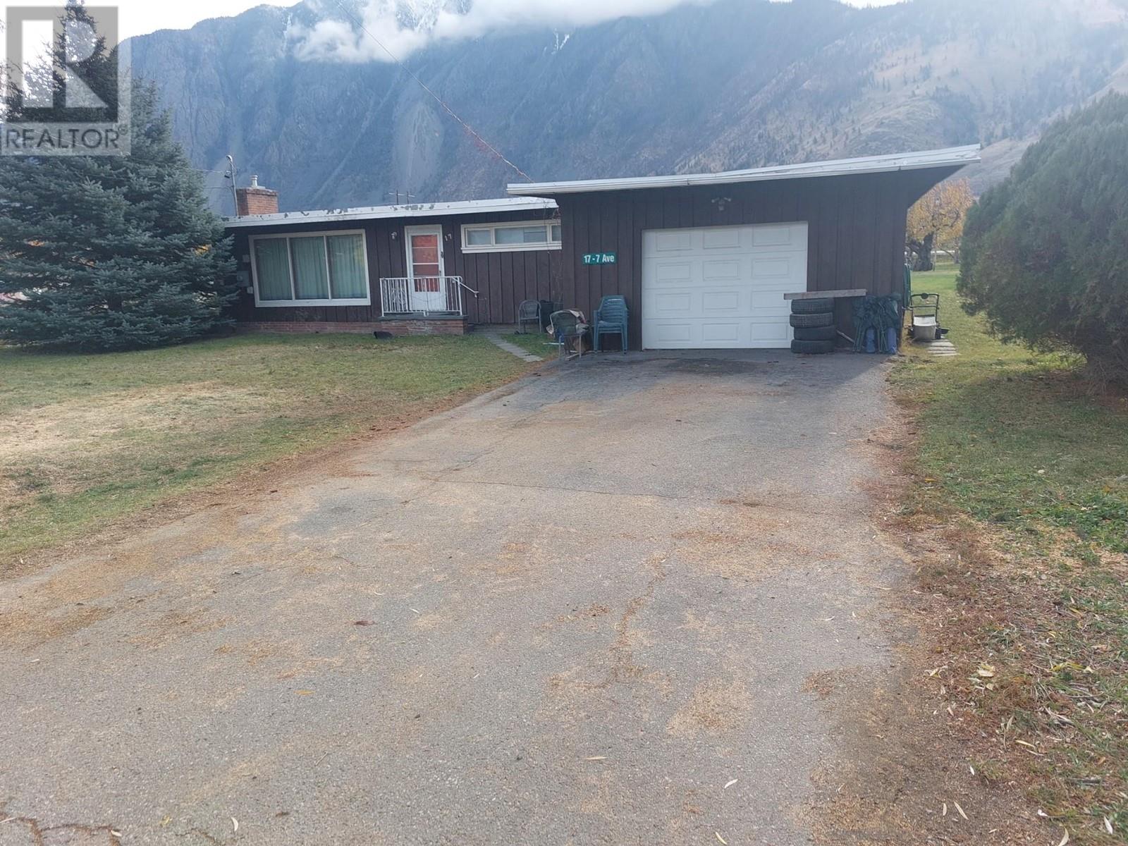 17 7th Avenue, keremeos, British Columbia