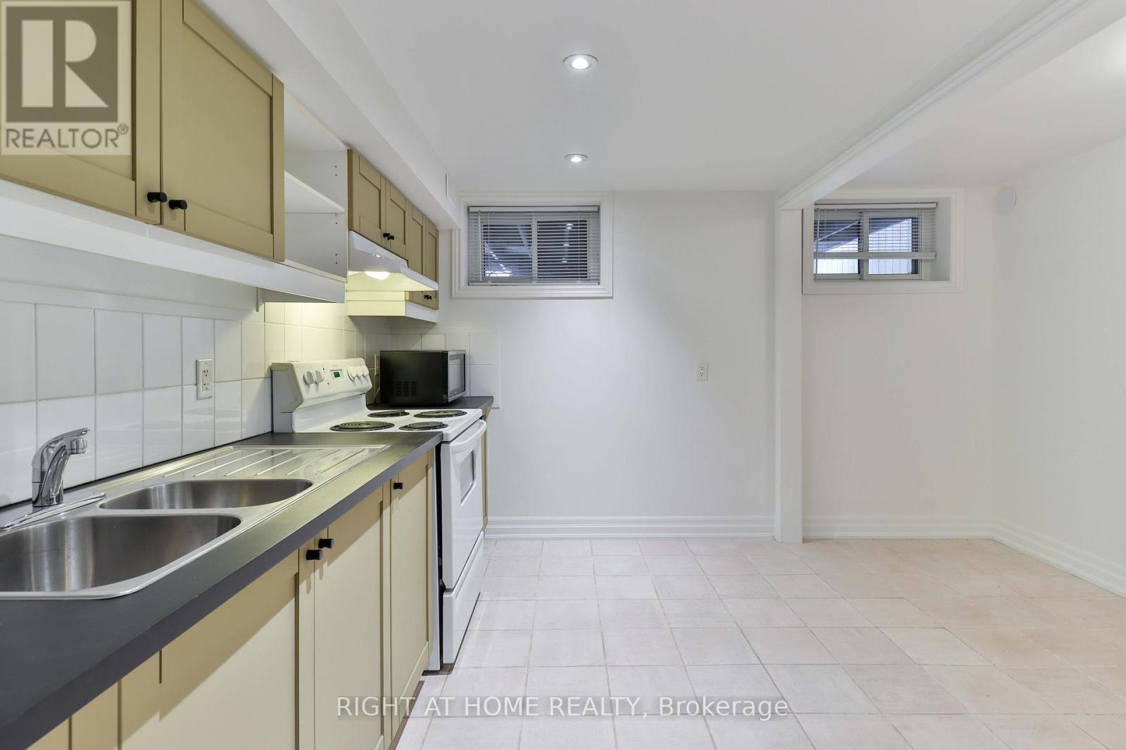 Bsmt - 215a Chambers Avenue, Toronto, Ontario  M6M 3L4 - Photo 5 - W11931323