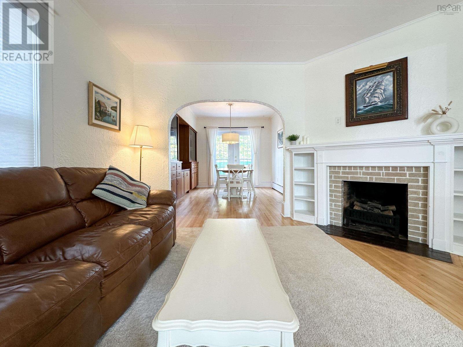 20 Queen Street, Bridgewater, Nova Scotia  B4V 1P2 - Photo 3 - 202422239