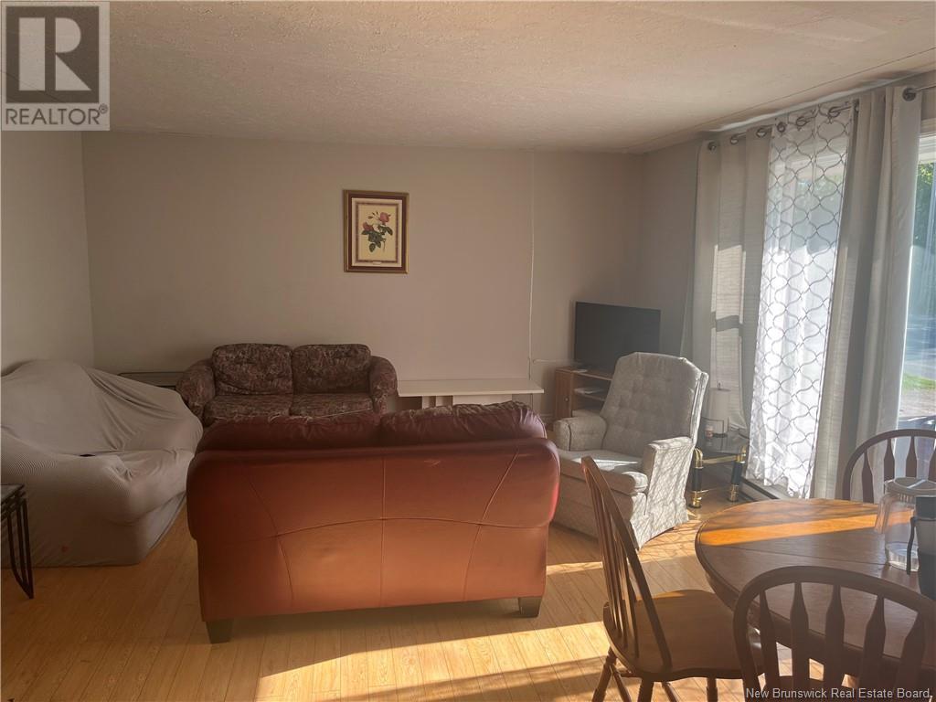 955 King Avenue, Bathurst, New Brunswick  E2A 1R9 - Photo 3 - NB111486