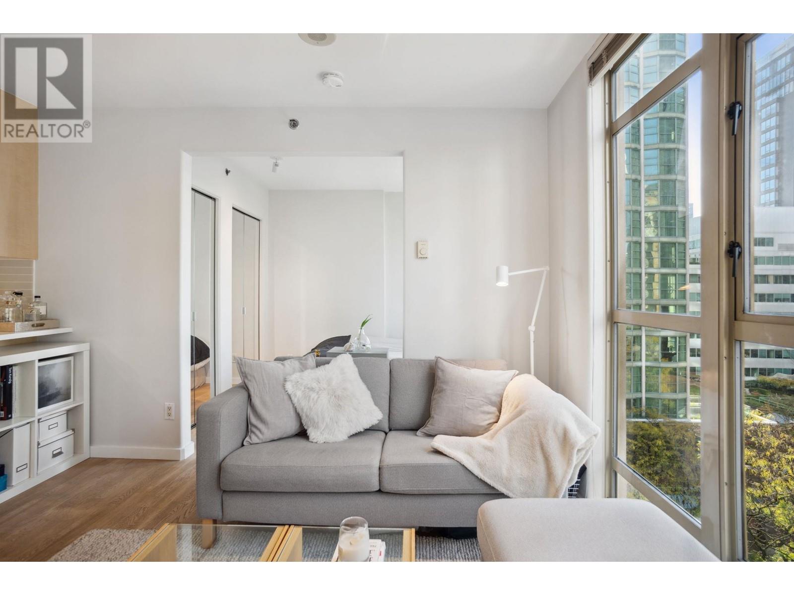 Listing Picture 12 of 33 : 705 819 HAMILTON STREET, Vancouver / 溫哥華 - 魯藝地產 Yvonne Lu Group - MLS Medallion Club Member