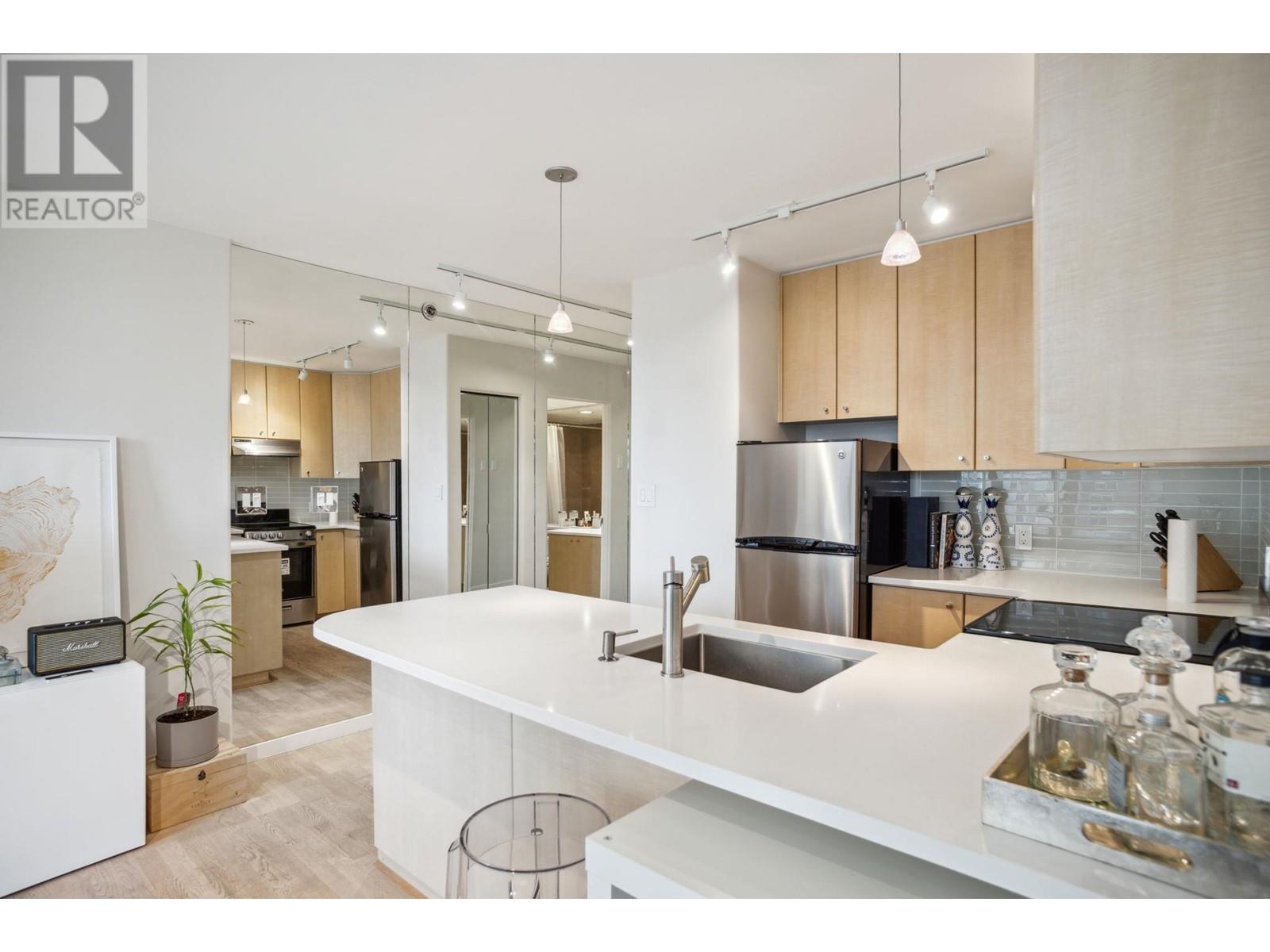 Listing Picture 6 of 33 : 705 819 HAMILTON STREET, Vancouver / 溫哥華 - 魯藝地產 Yvonne Lu Group - MLS Medallion Club Member