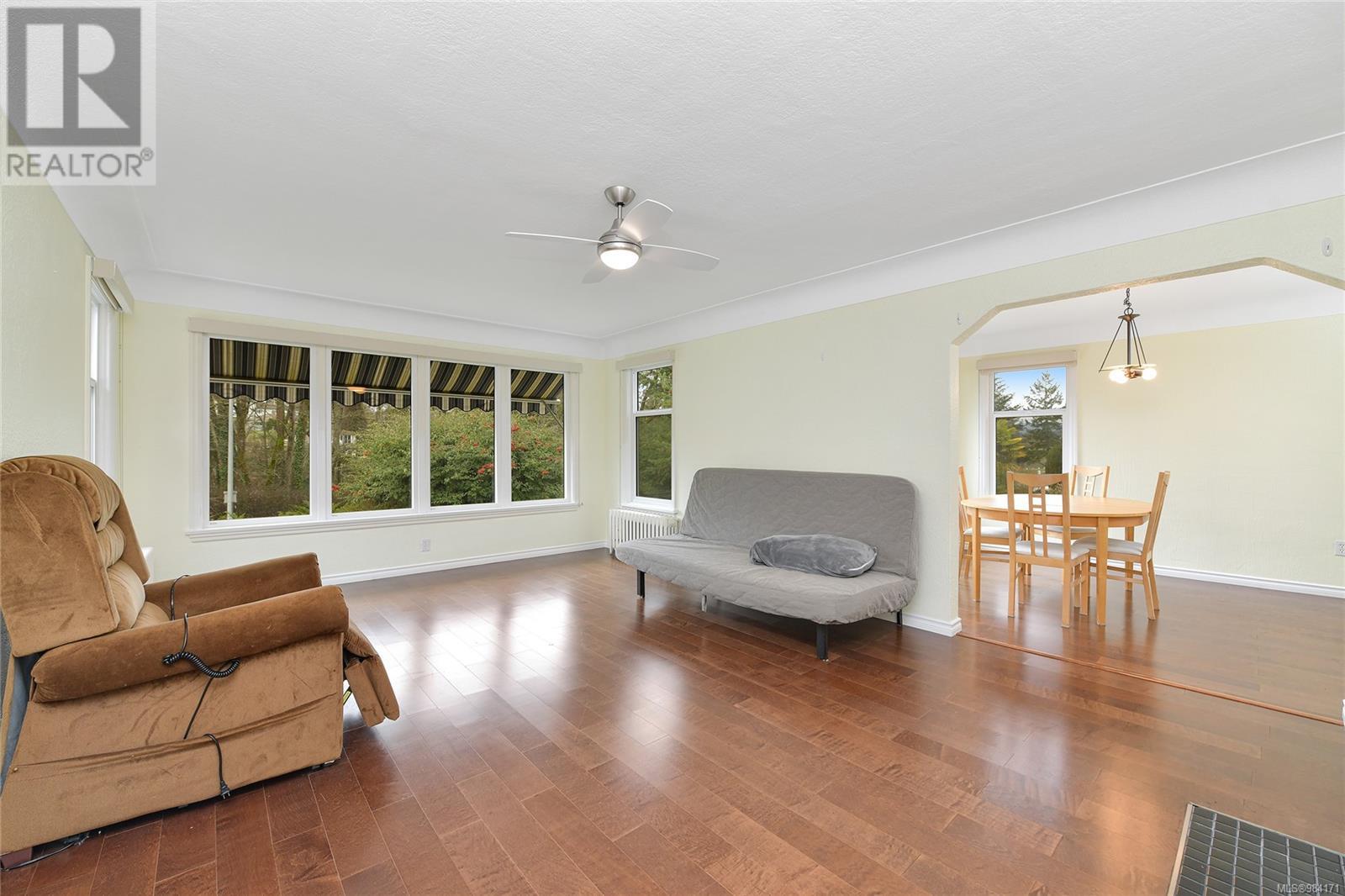 Property at 746 Gorge Rd W image 5