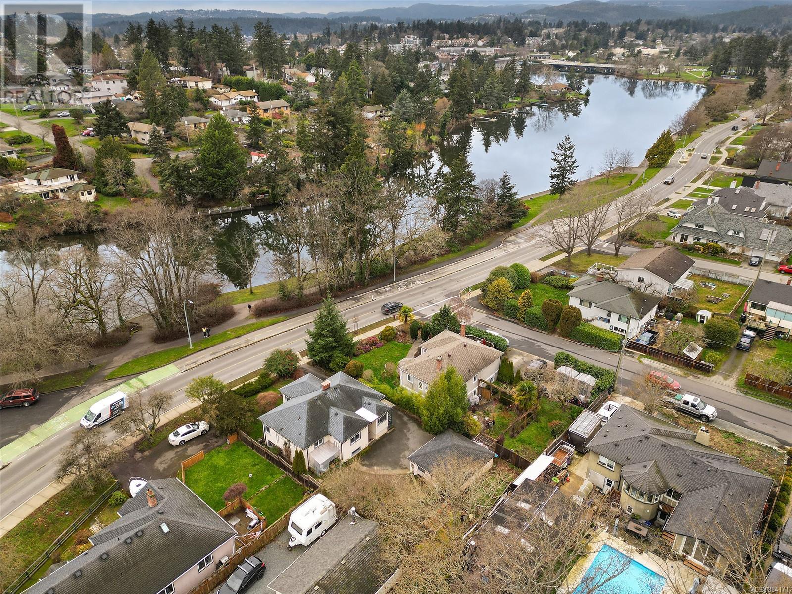 Property at 746 Gorge Rd W image 3