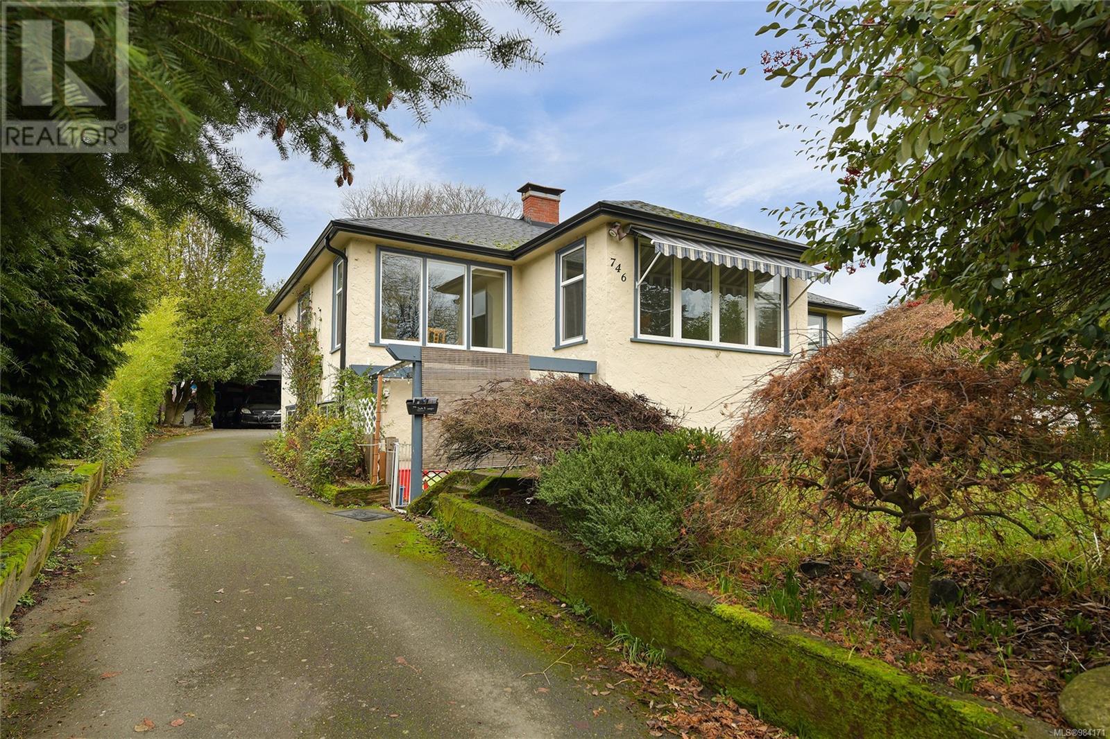 Property at 746 Gorge Rd W image 1
