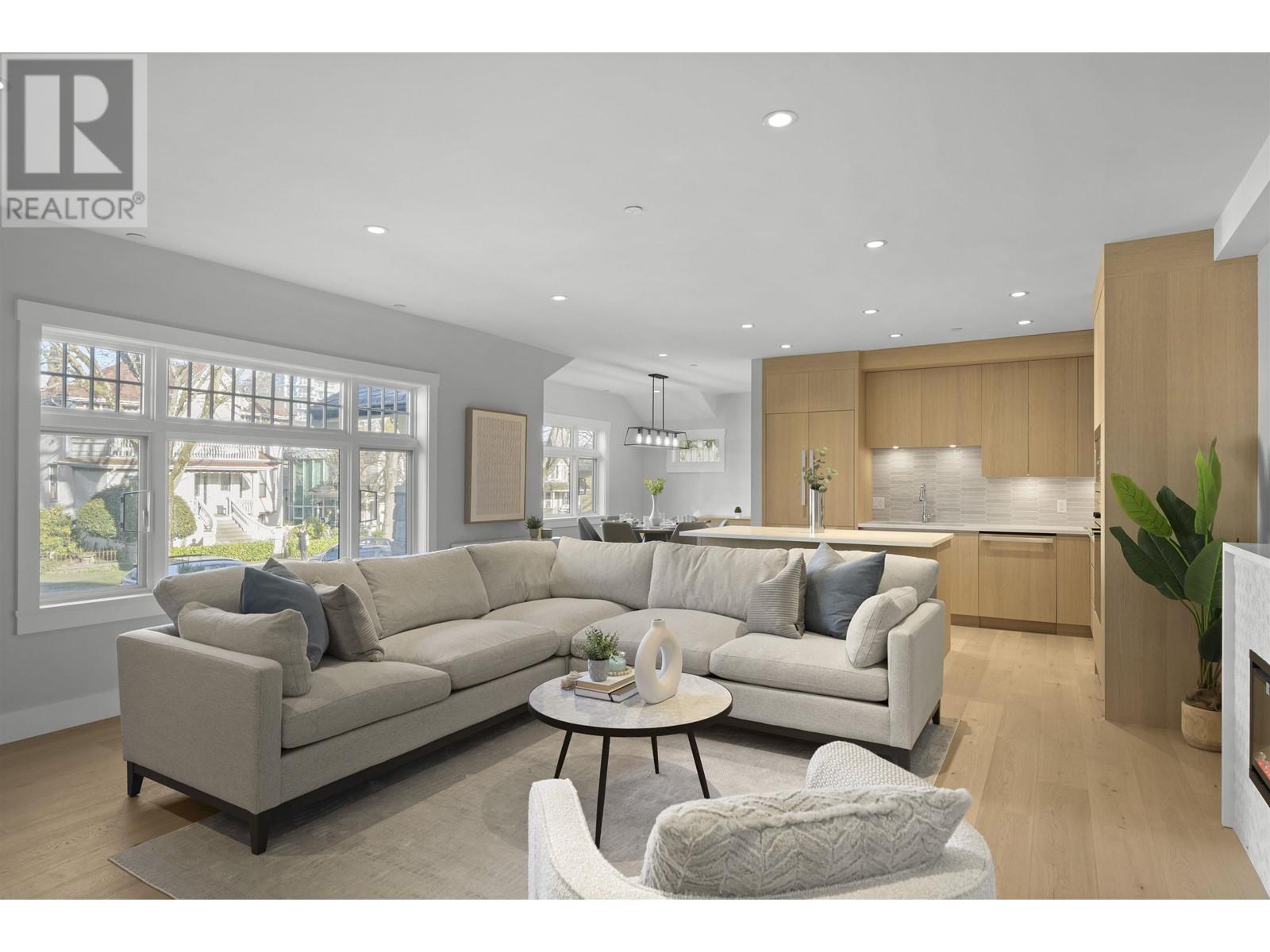 Listing Picture 2 of 19 : 1058 W 15 TH AVENUE, Vancouver / 溫哥華 - 魯藝地產 Yvonne Lu Group - MLS Medallion Club Member