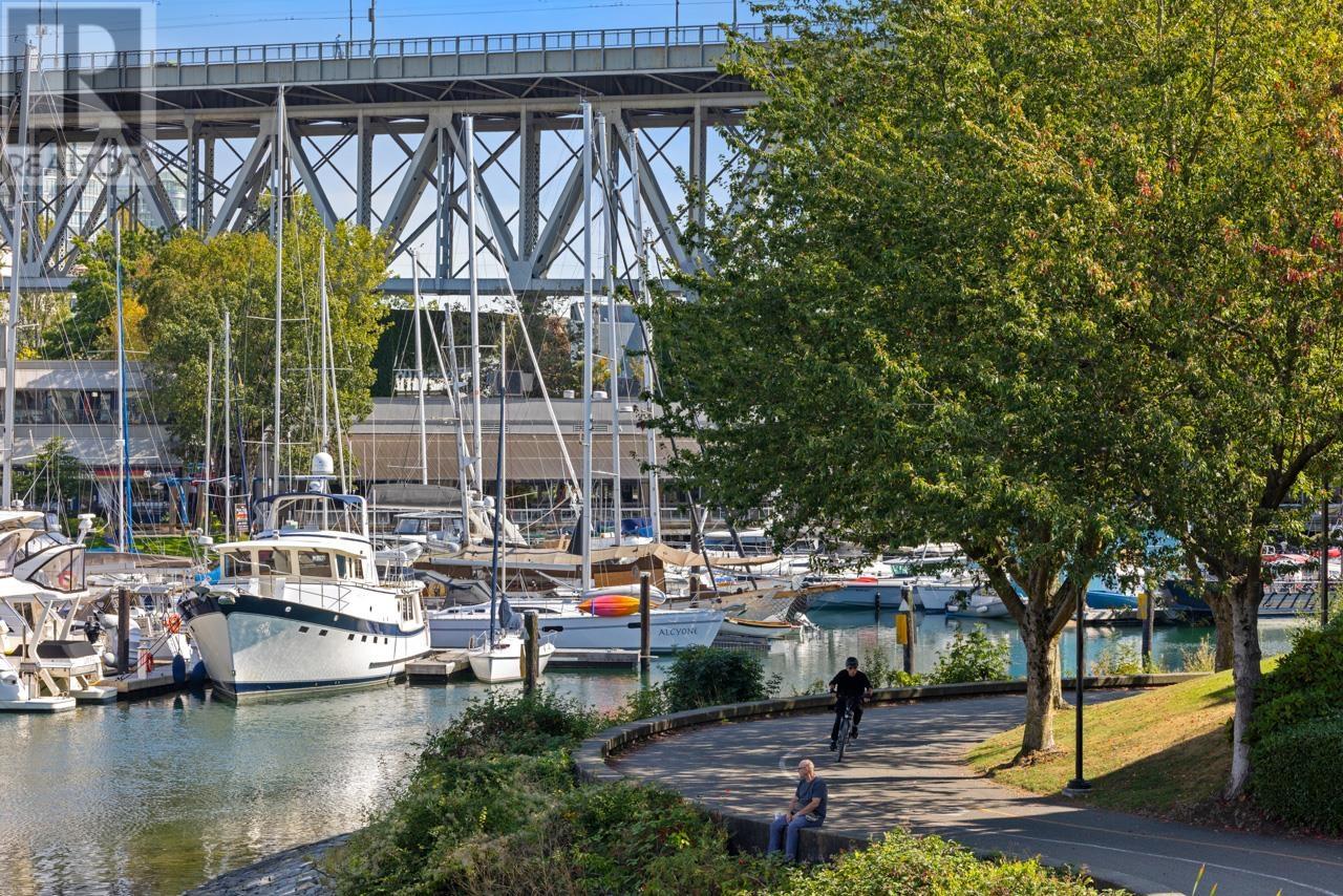 Listing Picture 36 of 38 : 1594 ISLAND PARK WALK, Vancouver / 溫哥華 - 魯藝地產 Yvonne Lu Group - MLS Medallion Club Member