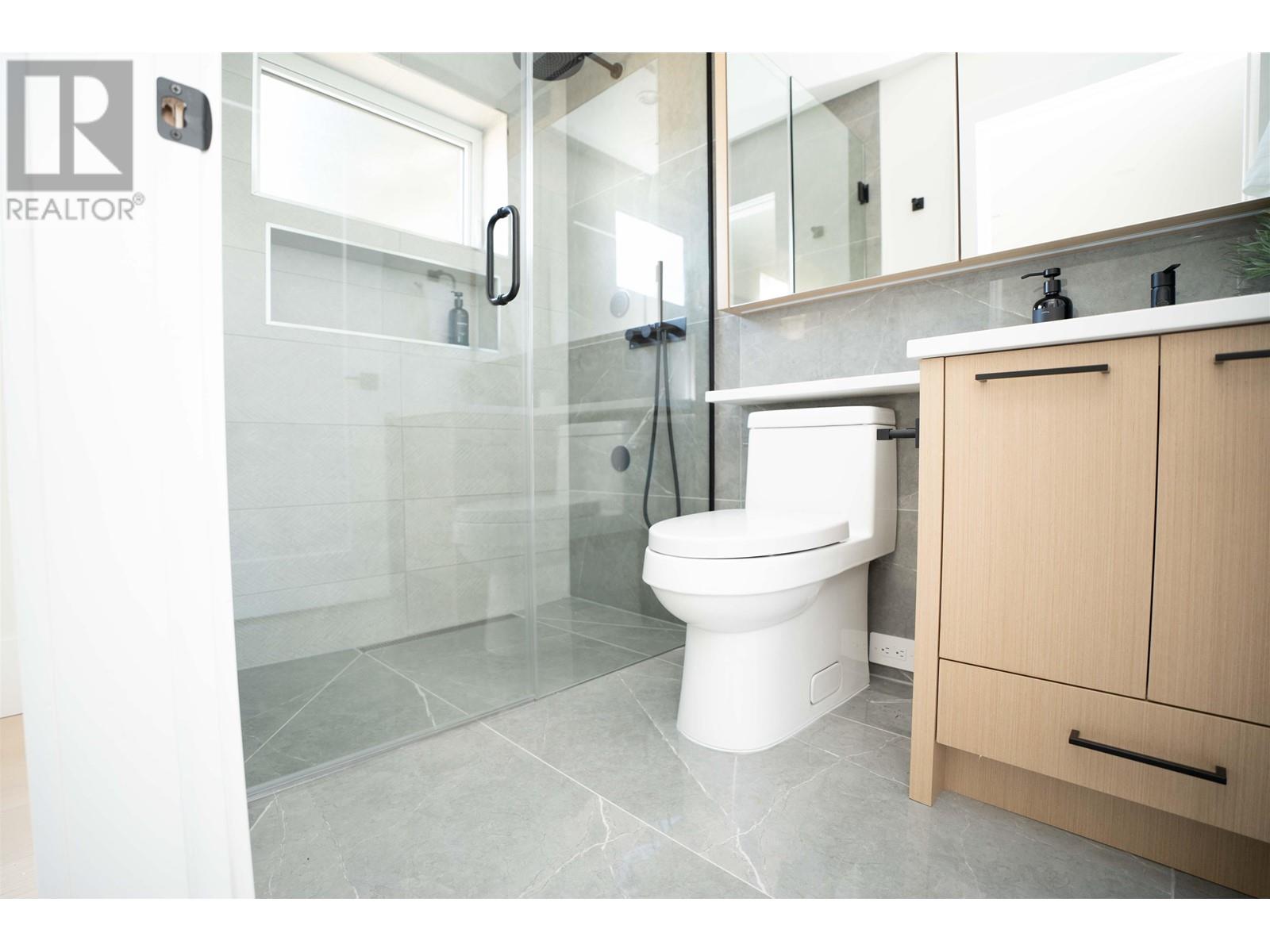 Listing Picture 13 of 30 : #2 2522 E 15TH AVENUE, Vancouver / 溫哥華 - 魯藝地產 Yvonne Lu Group - MLS Medallion Club Member