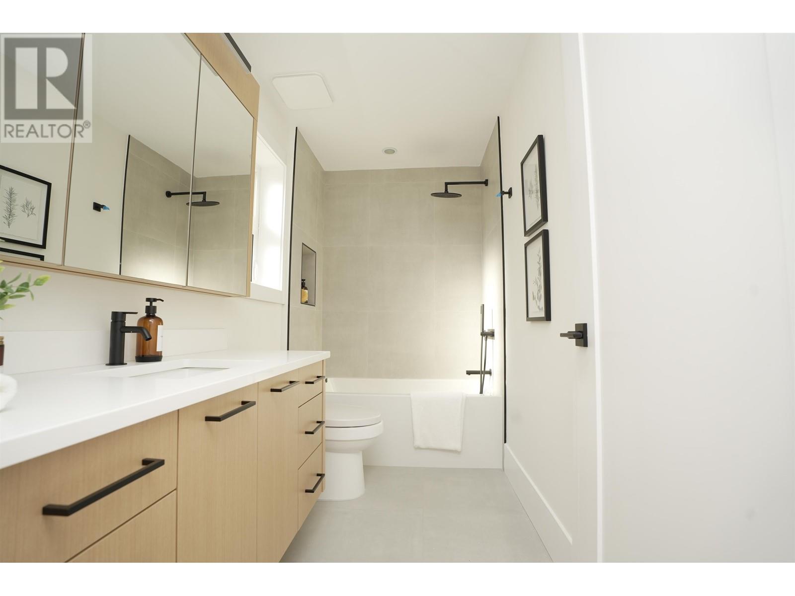 Listing Picture 19 of 30 : #2 2522 E 15TH AVENUE, Vancouver / 溫哥華 - 魯藝地產 Yvonne Lu Group - MLS Medallion Club Member