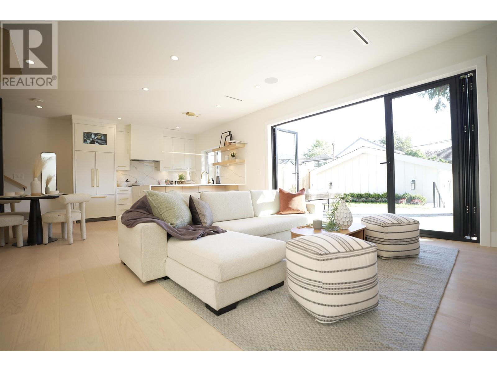 Listing Picture 2 of 30 : #2 2522 E 15TH AVENUE, Vancouver / 溫哥華 - 魯藝地產 Yvonne Lu Group - MLS Medallion Club Member