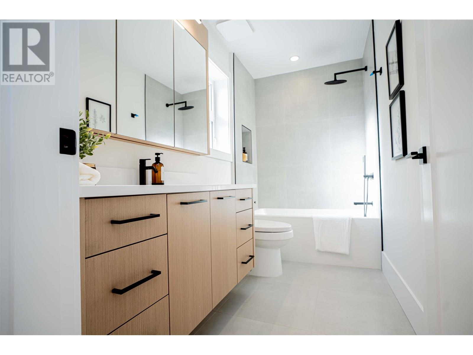 Listing Picture 20 of 30 : #2 2522 E 15TH AVENUE, Vancouver / 溫哥華 - 魯藝地產 Yvonne Lu Group - MLS Medallion Club Member