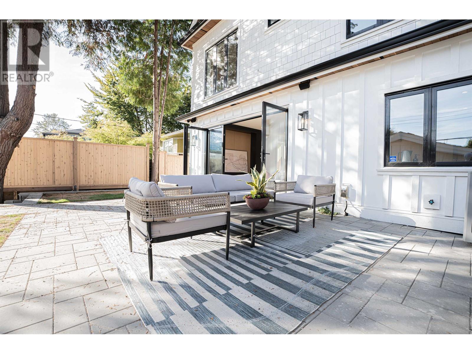 Listing Picture 27 of 30 : #2 2522 E 15TH AVENUE, Vancouver / 溫哥華 - 魯藝地產 Yvonne Lu Group - MLS Medallion Club Member