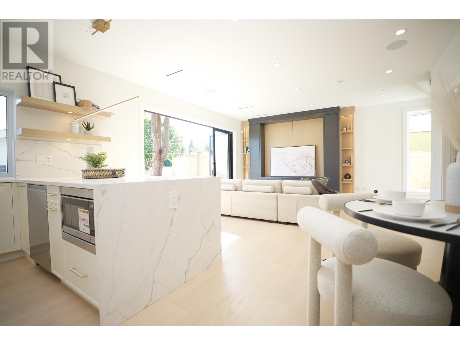 Listing Picture 8 of 30 : #2 2522 E 15TH AVENUE, Vancouver / 溫哥華 - 魯藝地產 Yvonne Lu Group - MLS Medallion Club Member