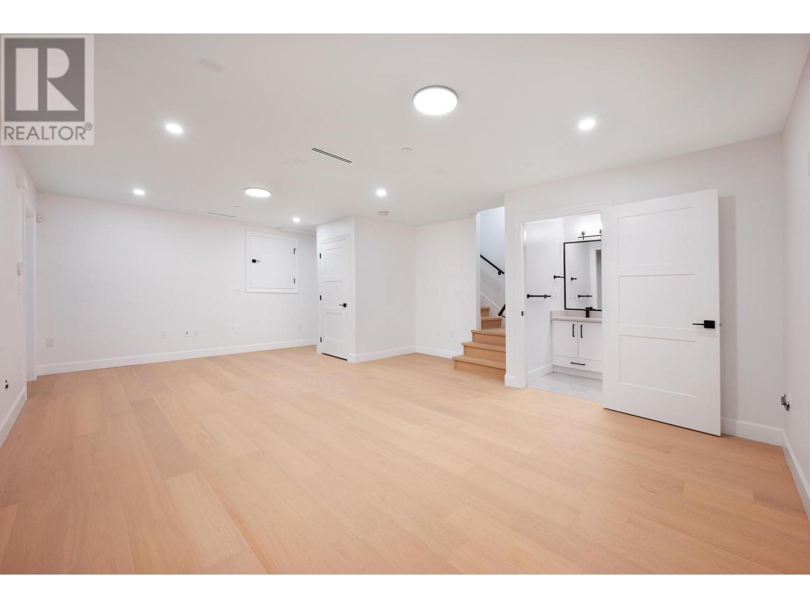 Listing Picture 32 of 32 : 2608 W 41ST AVENUE, Vancouver / 溫哥華 - 魯藝地產 Yvonne Lu Group - MLS Medallion Club Member