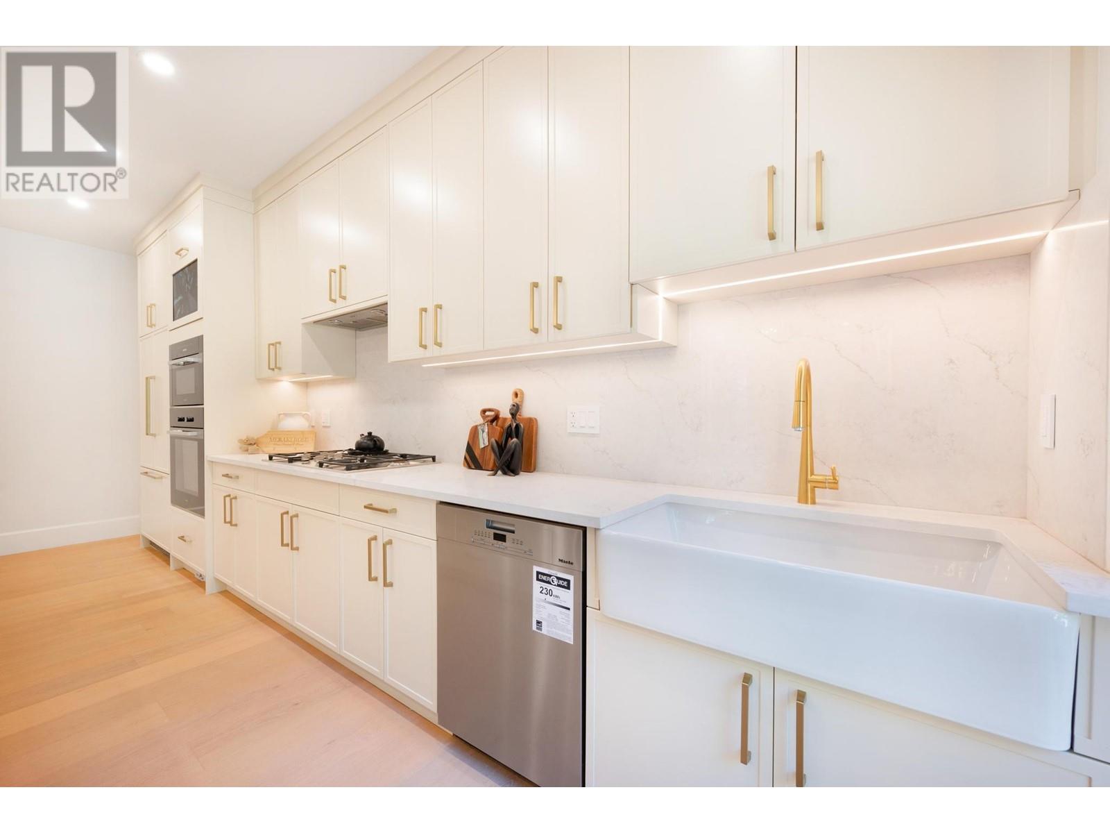 Listing Picture 16 of 32 : 2608 W 41ST AVENUE, Vancouver / 溫哥華 - 魯藝地產 Yvonne Lu Group - MLS Medallion Club Member