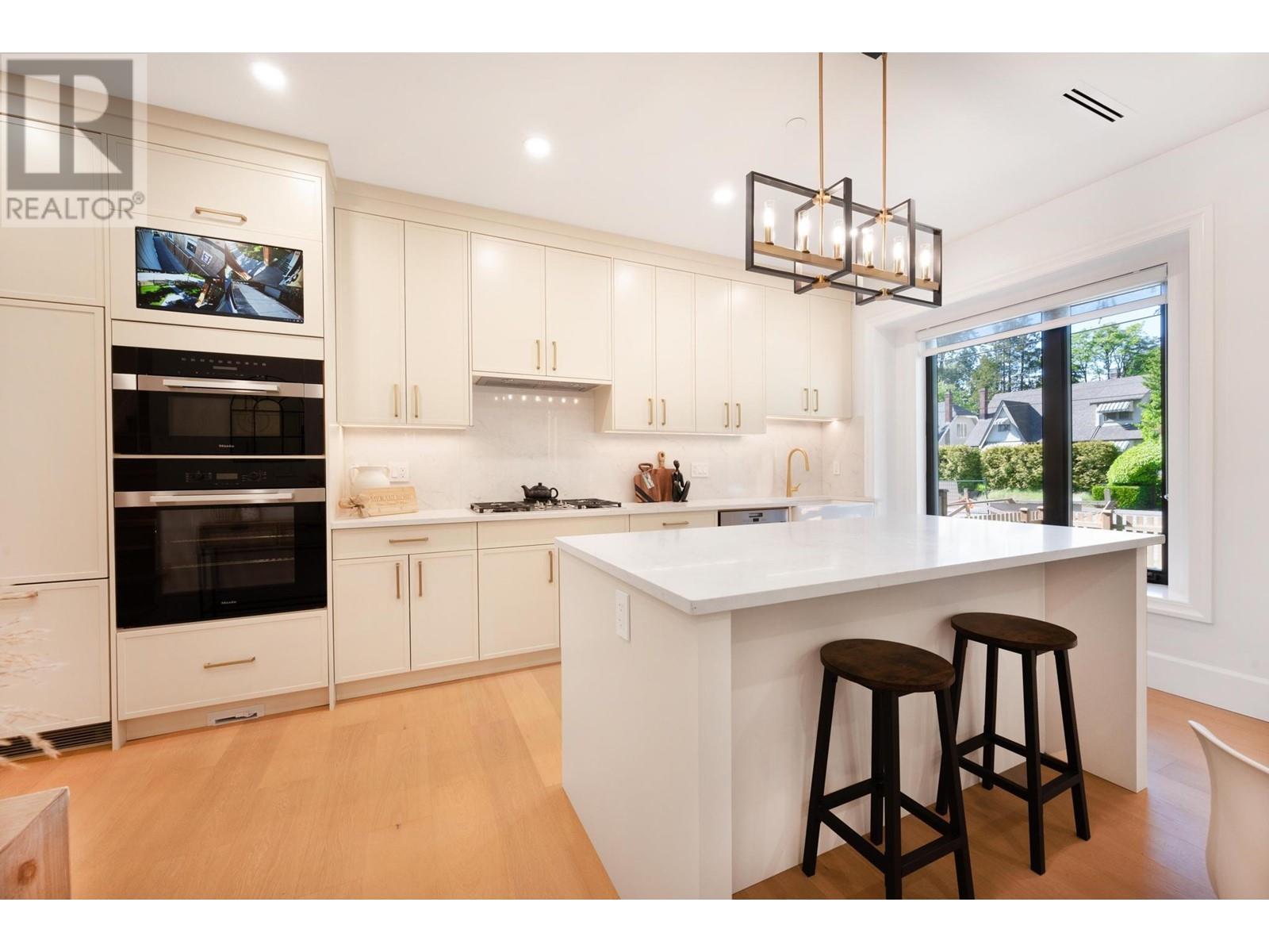 Listing Picture 13 of 32 : 2608 W 41ST AVENUE, Vancouver / 溫哥華 - 魯藝地產 Yvonne Lu Group - MLS Medallion Club Member