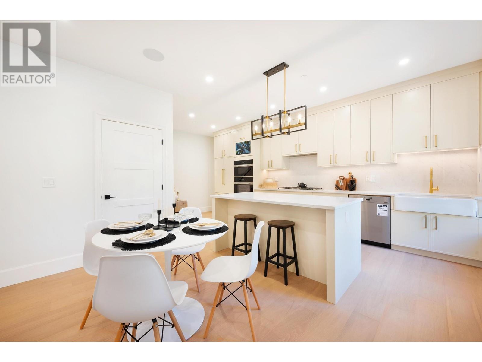 Listing Picture 15 of 32 : 2608 W 41ST AVENUE, Vancouver / 溫哥華 - 魯藝地產 Yvonne Lu Group - MLS Medallion Club Member