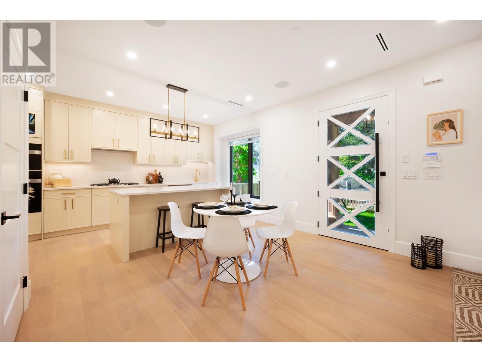 Listing Picture 12 of 32 : 2608 W 41ST AVENUE, Vancouver / 溫哥華 - 魯藝地產 Yvonne Lu Group - MLS Medallion Club Member