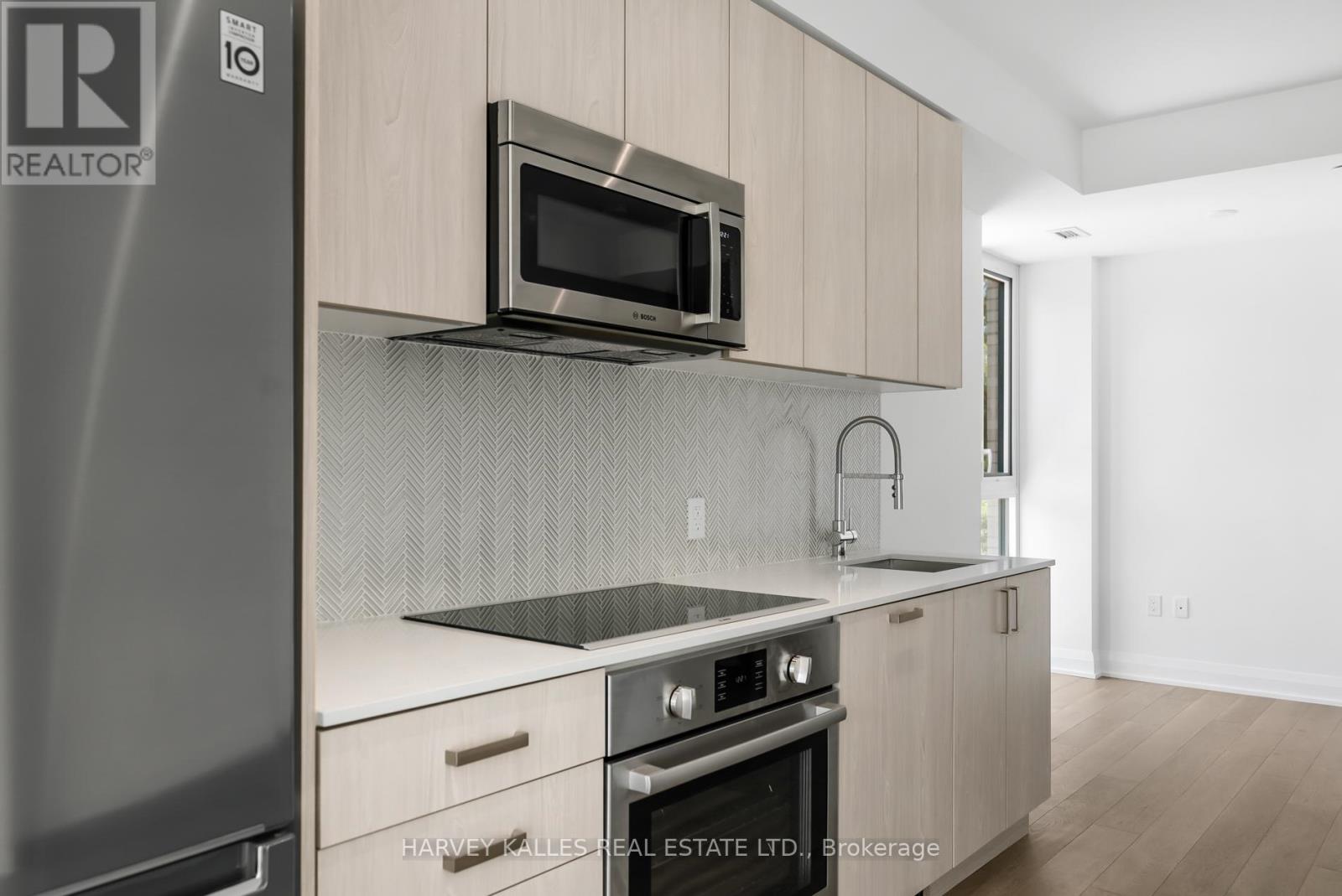 Property at 305 - 293 THE KINGSWAY image 5