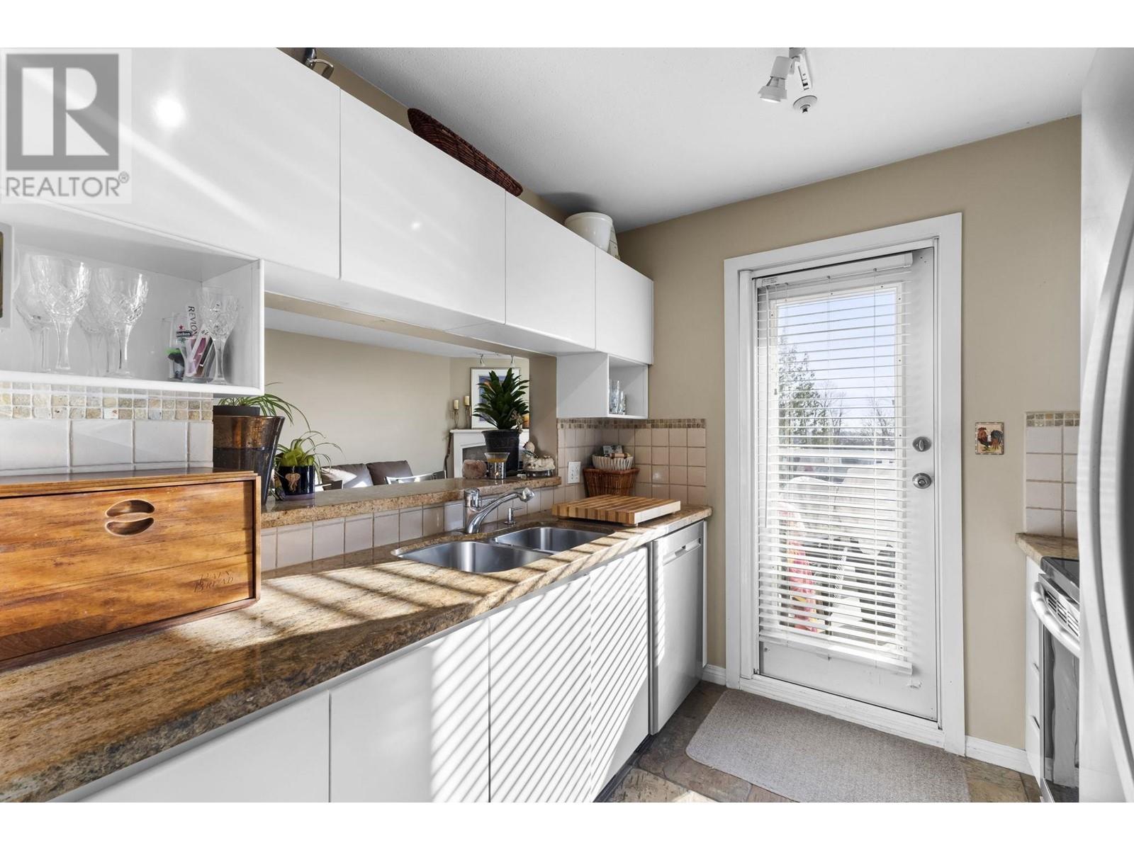 Listing Picture 16 of 33 : 312 8450 JELLICOE STREET, Vancouver / 溫哥華 - 魯藝地產 Yvonne Lu Group - MLS Medallion Club Member