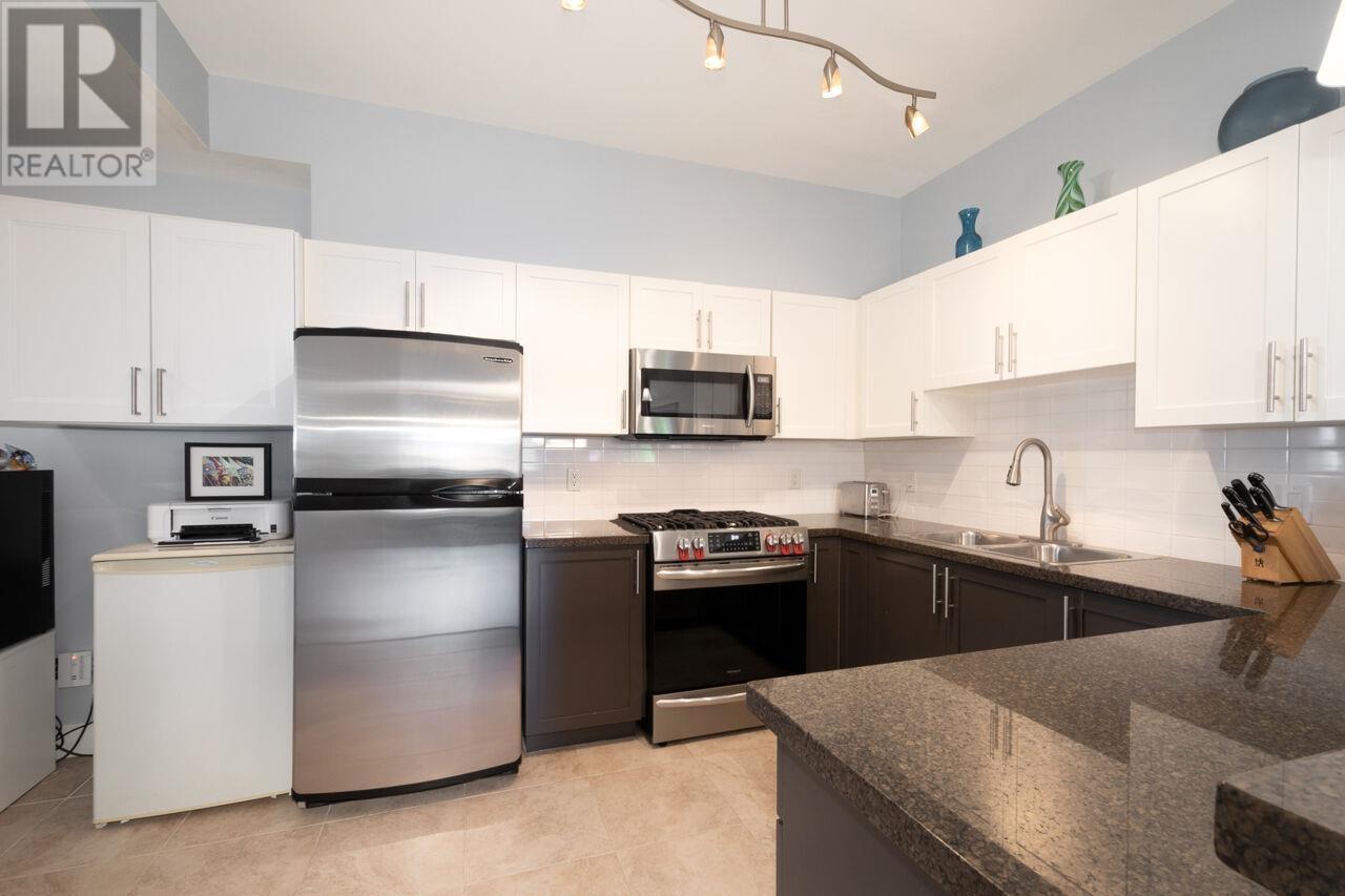 Listing Picture 14 of 37 : 110 4438 ALBERT STREET, Burnaby / 本拿比 - 魯藝地產 Yvonne Lu Group - MLS Medallion Club Member