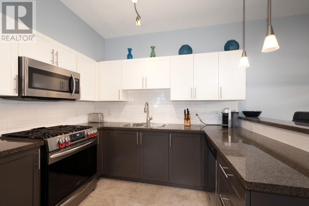 Listing Picture 15 of 37 : 110 4438 ALBERT STREET, Burnaby / 本拿比 - 魯藝地產 Yvonne Lu Group - MLS Medallion Club Member