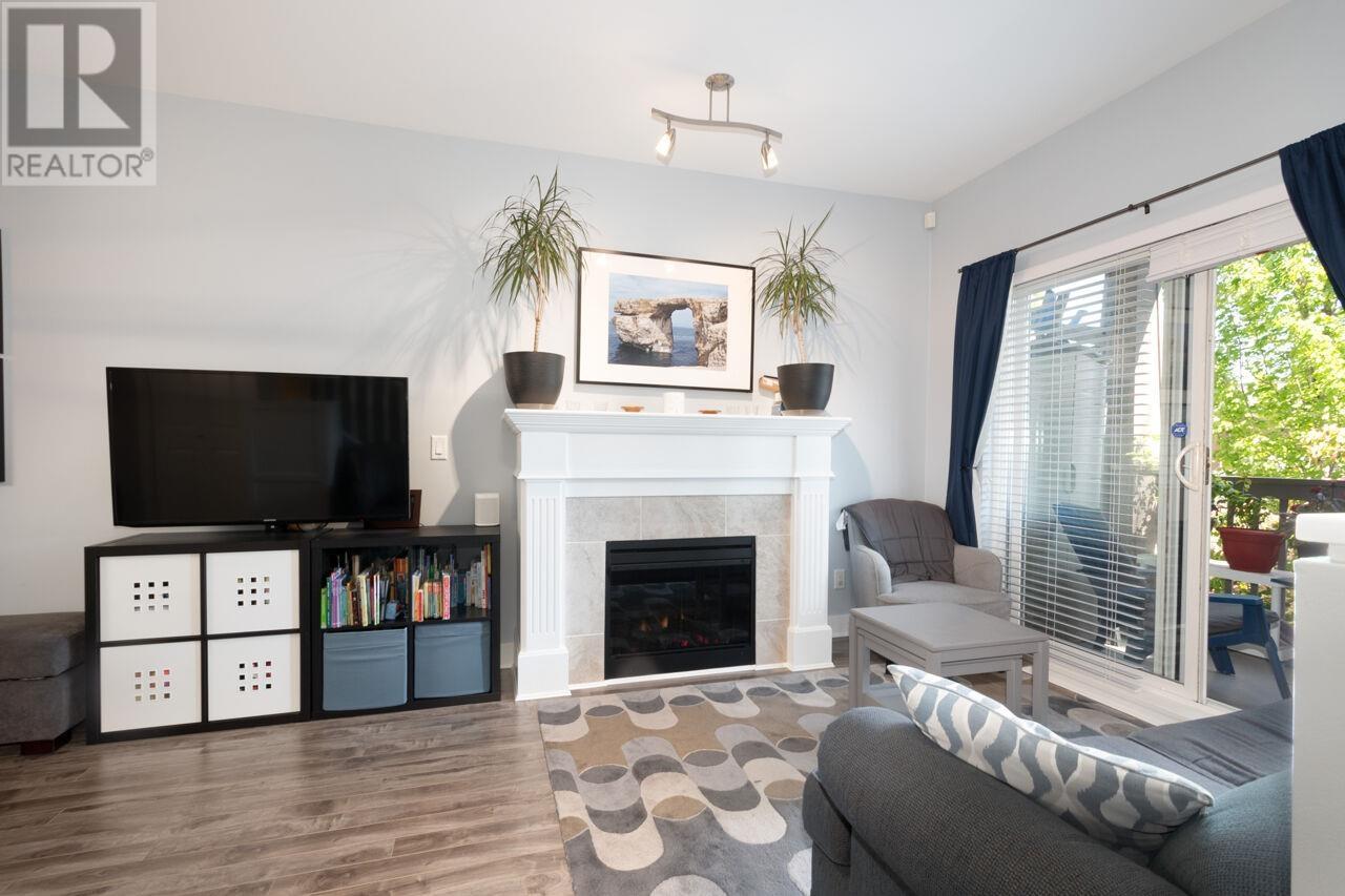 Listing Picture 3 of 37 : 110 4438 ALBERT STREET, Burnaby / 本拿比 - 魯藝地產 Yvonne Lu Group - MLS Medallion Club Member