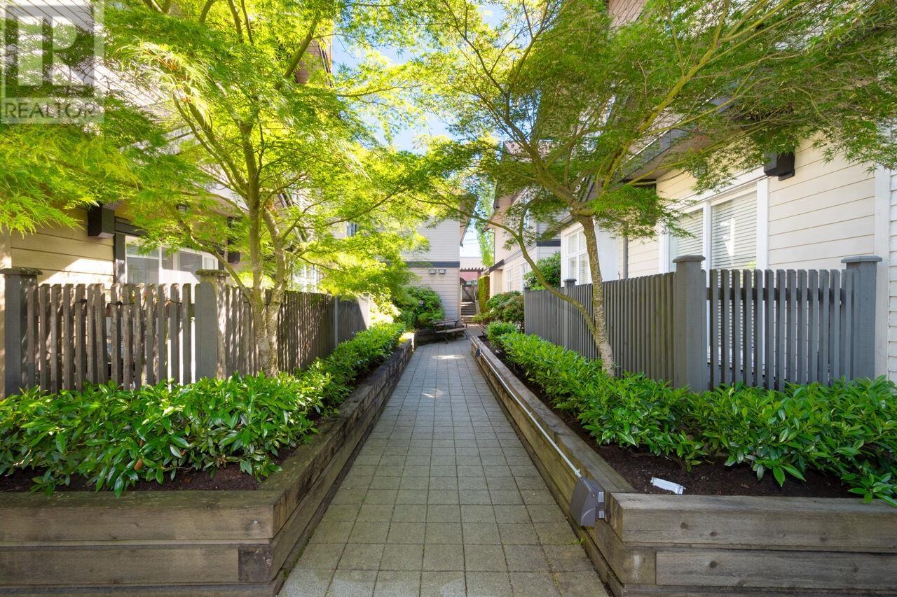 Listing Picture 35 of 37 : 110 4438 ALBERT STREET, Burnaby / 本拿比 - 魯藝地產 Yvonne Lu Group - MLS Medallion Club Member