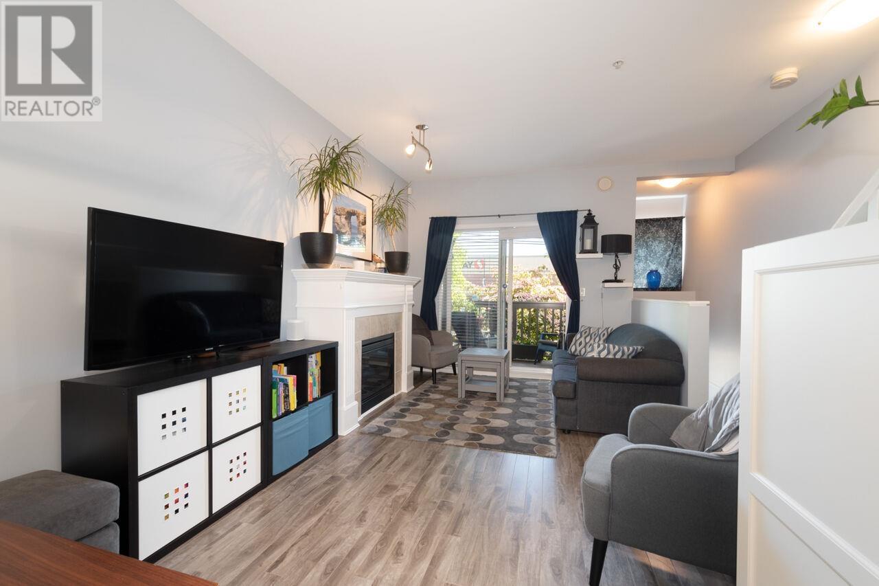 Listing Picture 4 of 37 : 110 4438 ALBERT STREET, Burnaby / 本拿比 - 魯藝地產 Yvonne Lu Group - MLS Medallion Club Member