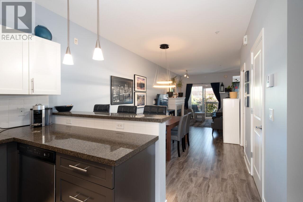 Listing Picture 5 of 37 : 110 4438 ALBERT STREET, Burnaby / 本拿比 - 魯藝地產 Yvonne Lu Group - MLS Medallion Club Member