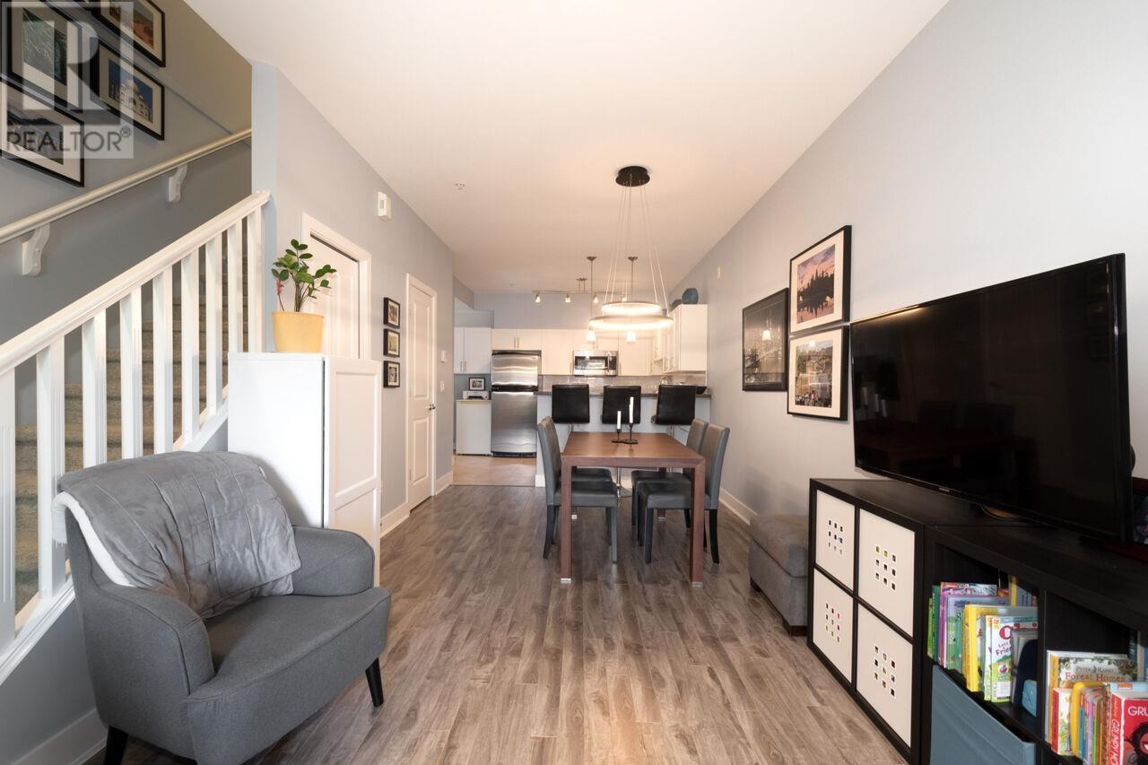 Listing Picture 9 of 37 : 110 4438 ALBERT STREET, Burnaby / 本拿比 - 魯藝地產 Yvonne Lu Group - MLS Medallion Club Member