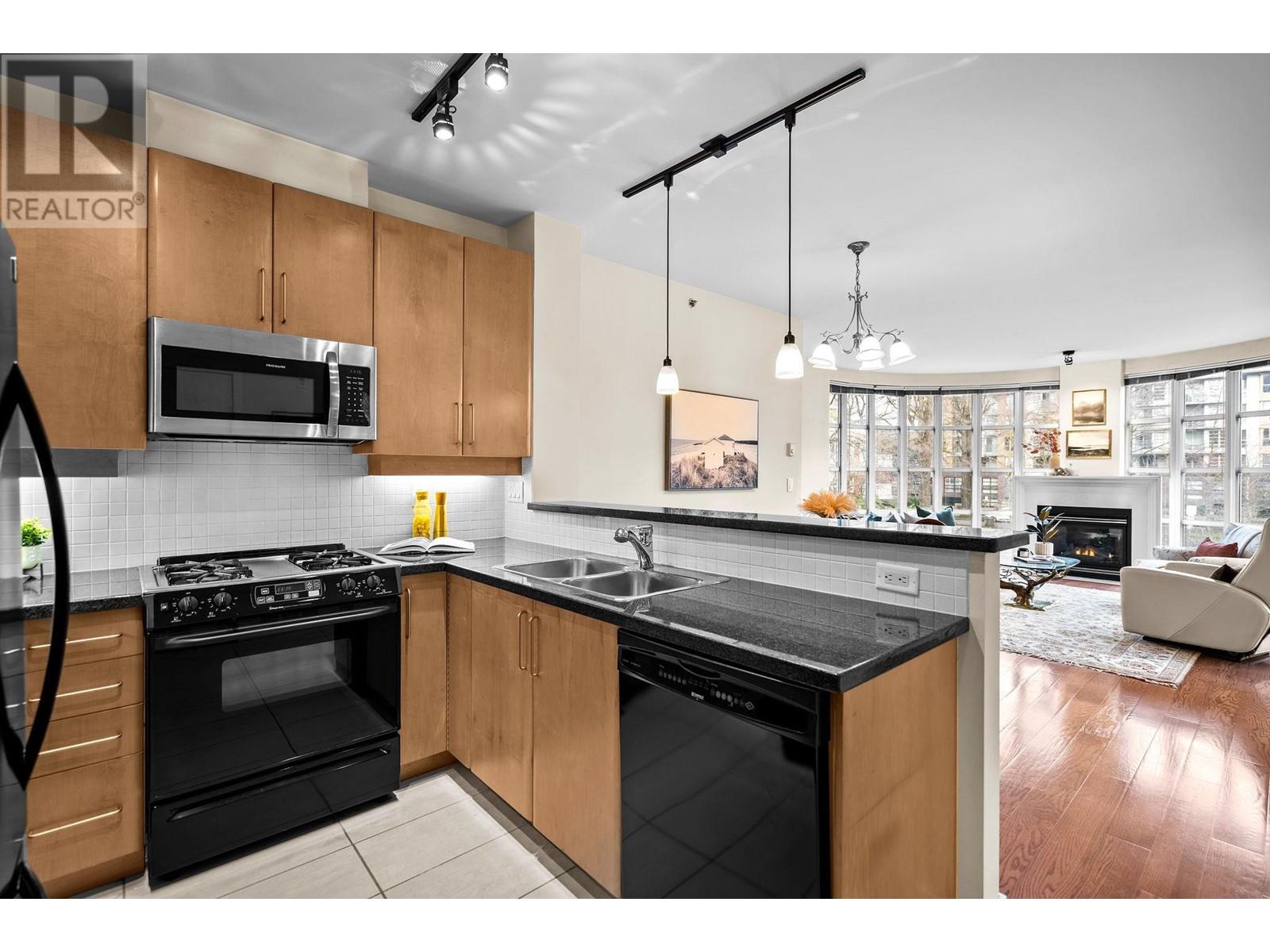 Listing Picture 12 of 38 : 210 2655 CRANBERRY DRIVE, Vancouver / 溫哥華 - 魯藝地產 Yvonne Lu Group - MLS Medallion Club Member