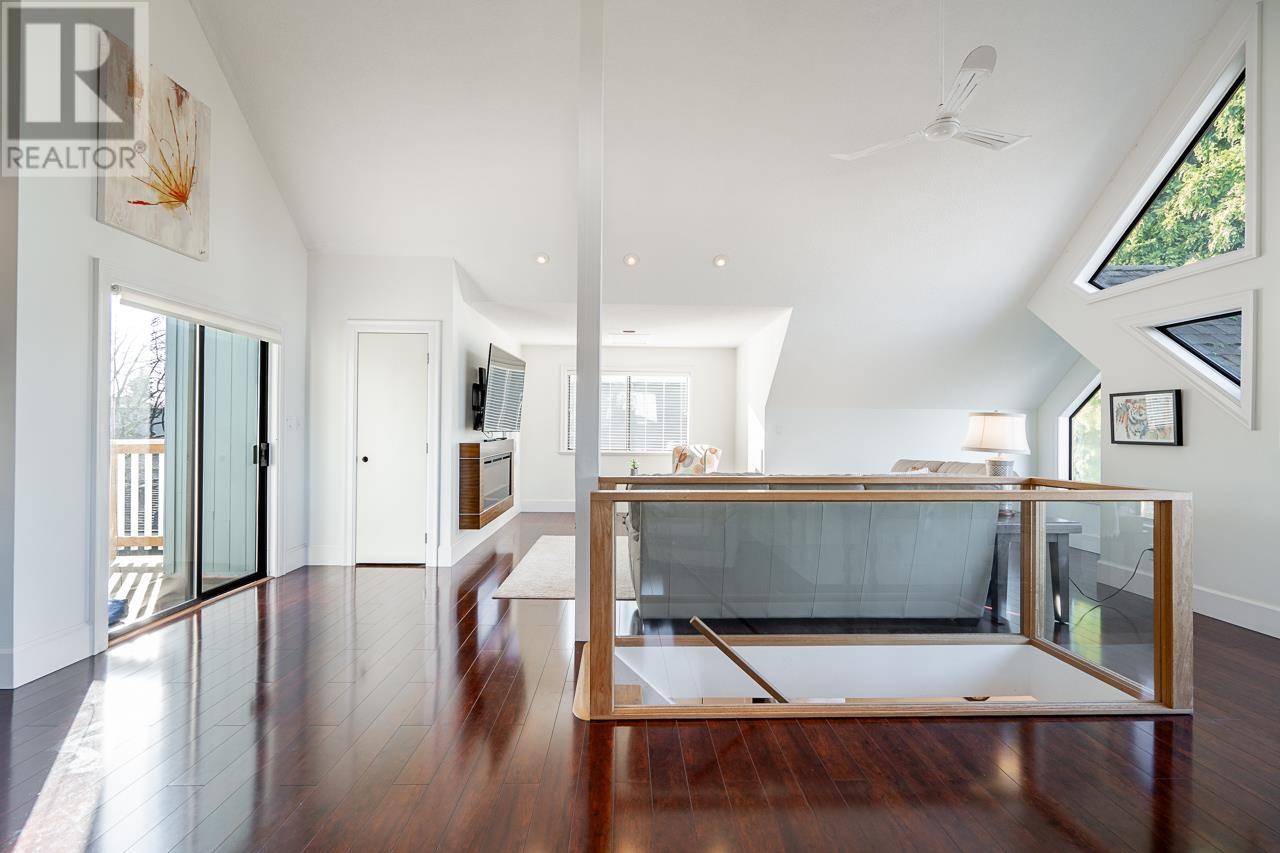 Listing Picture 12 of 40 : 8464 15TH AVENUE, Burnaby / 本拿比 - 魯藝地產 Yvonne Lu Group - MLS Medallion Club Member