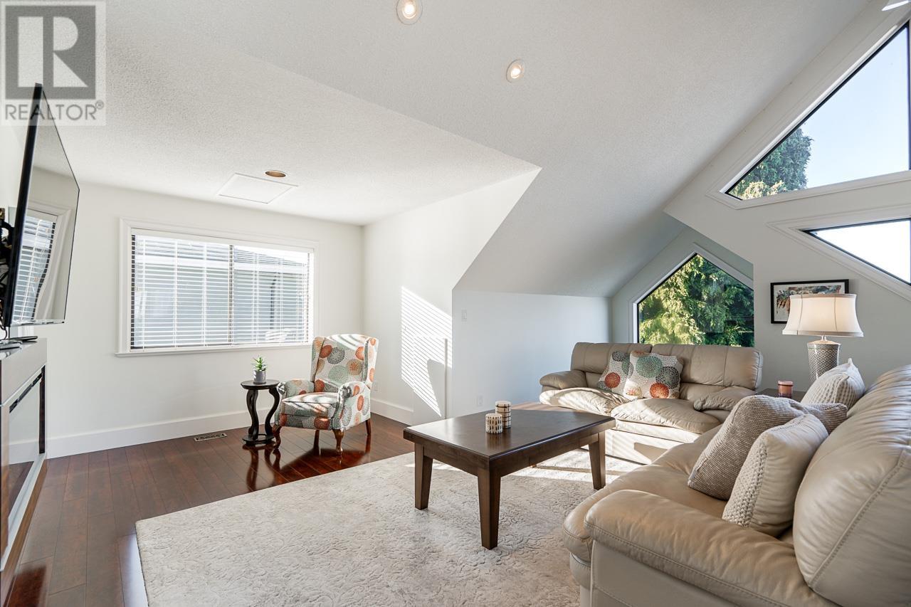 Listing Picture 13 of 40 : 8464 15TH AVENUE, Burnaby / 本拿比 - 魯藝地產 Yvonne Lu Group - MLS Medallion Club Member